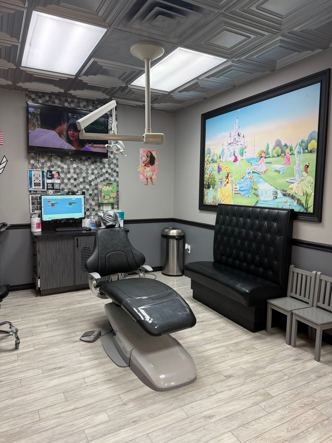 Cielo Dental, San Antonio. A dental office with blue walls and a dental chair