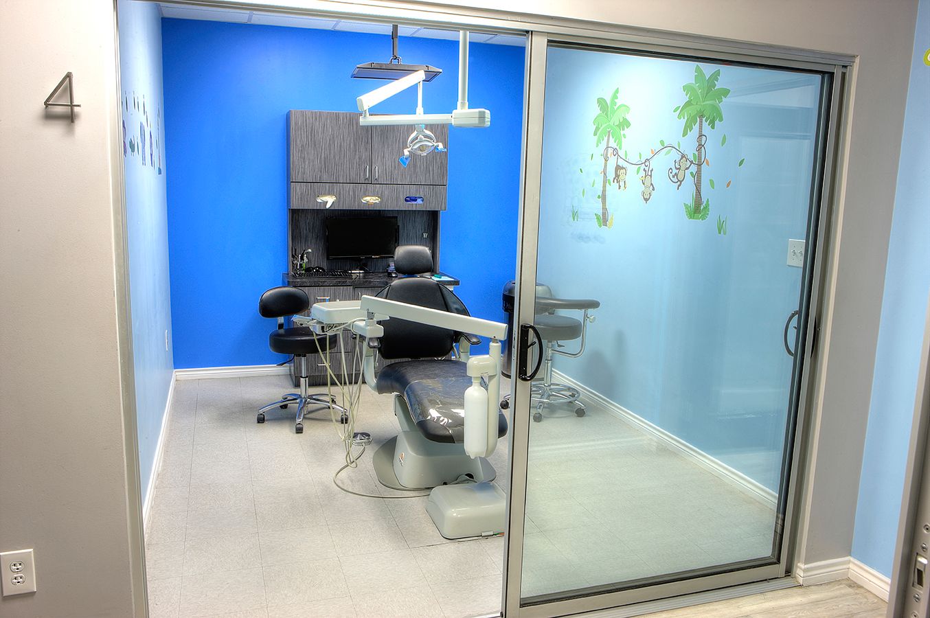 Cielo Dental, San Antonio. A dental office with a sliding glass door and a dental chair