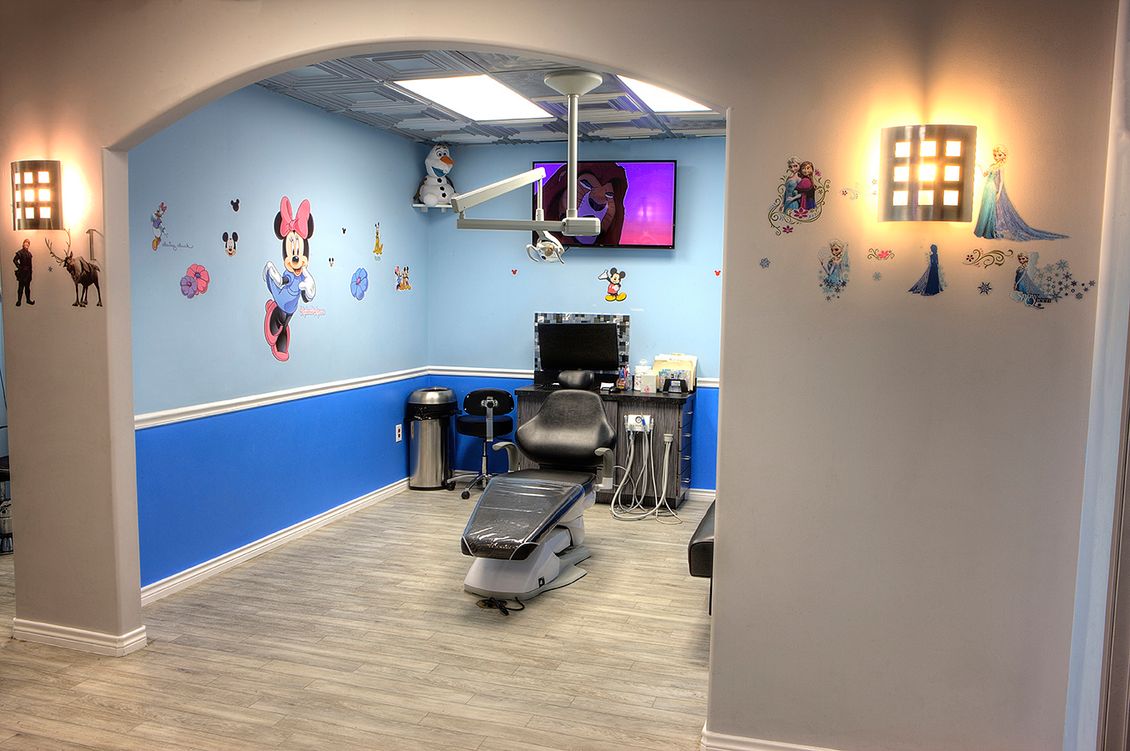 Cielo Dental, San Antonio. A dental office with blue walls and a dental chair
