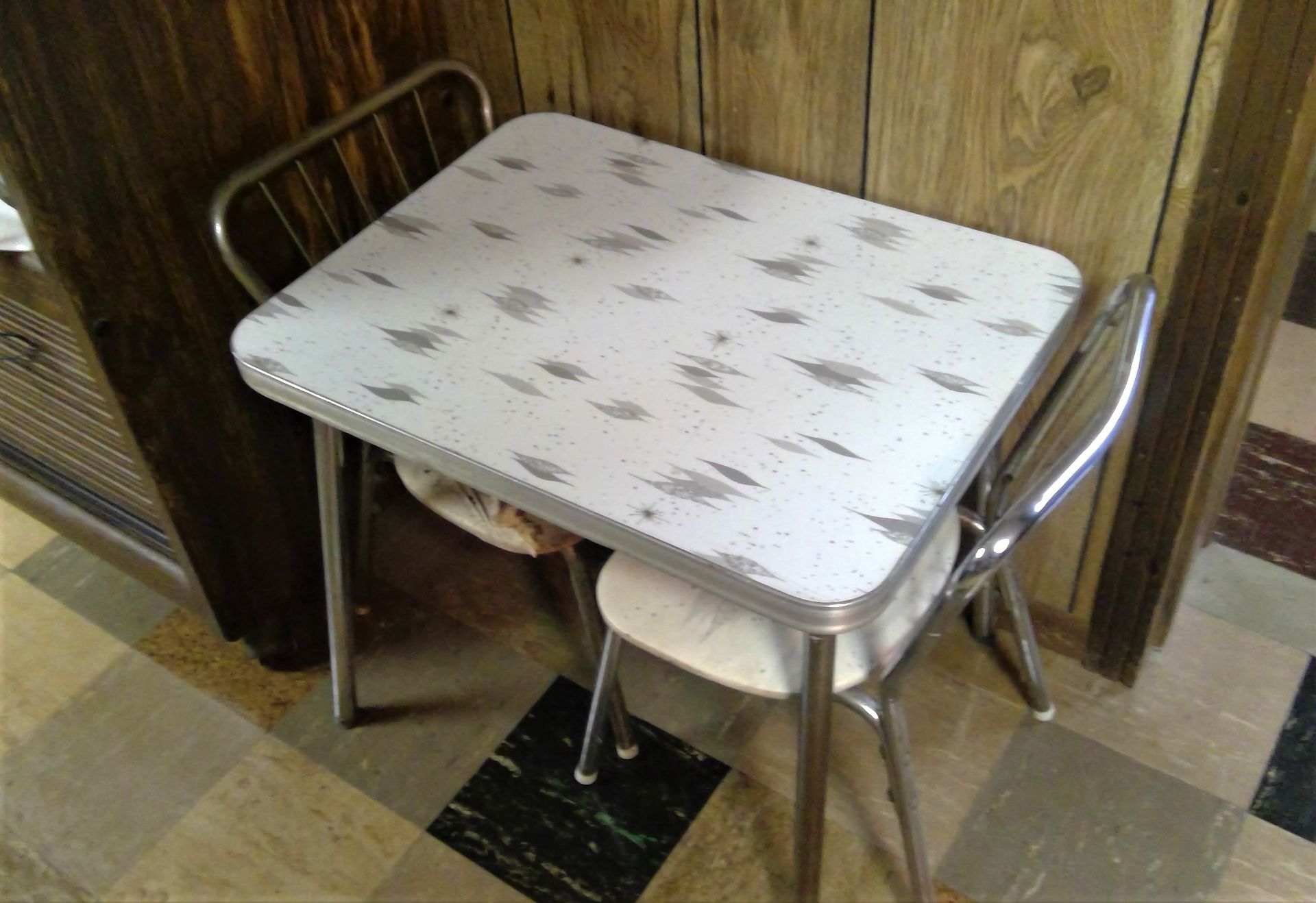 Table and Chairs | Lake Ave., Peoria, IL