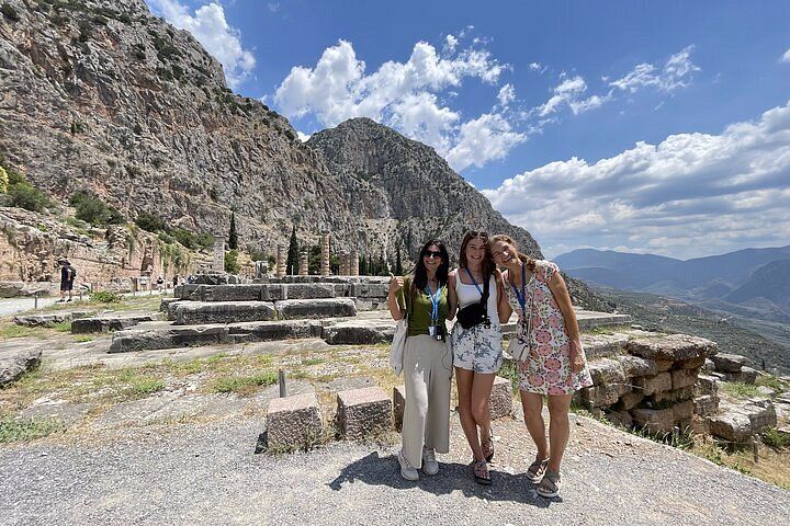 Happy travellers enjoying a private Delphi tour from Athens in a luxury vehicle with scenic mountain views