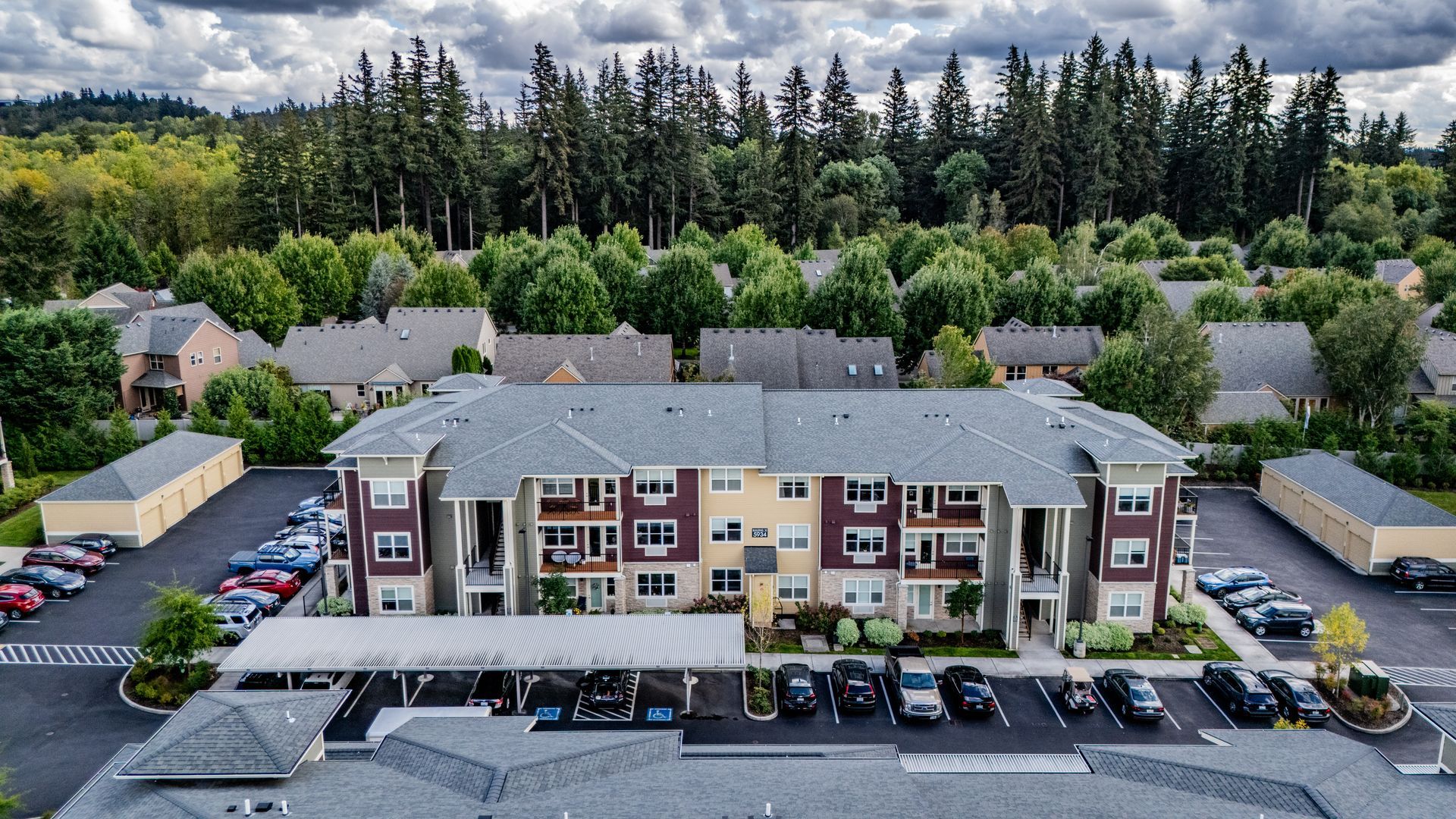 Aerial view of a gray apartment complex with parked cars — Las Vegas photography