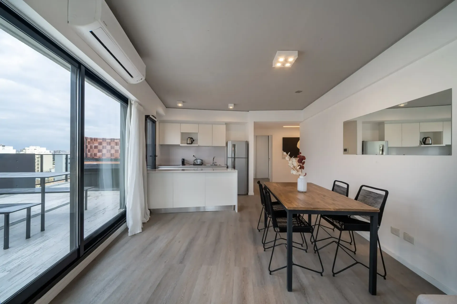 Una sala de estar con mesa de comedor y sillas.
