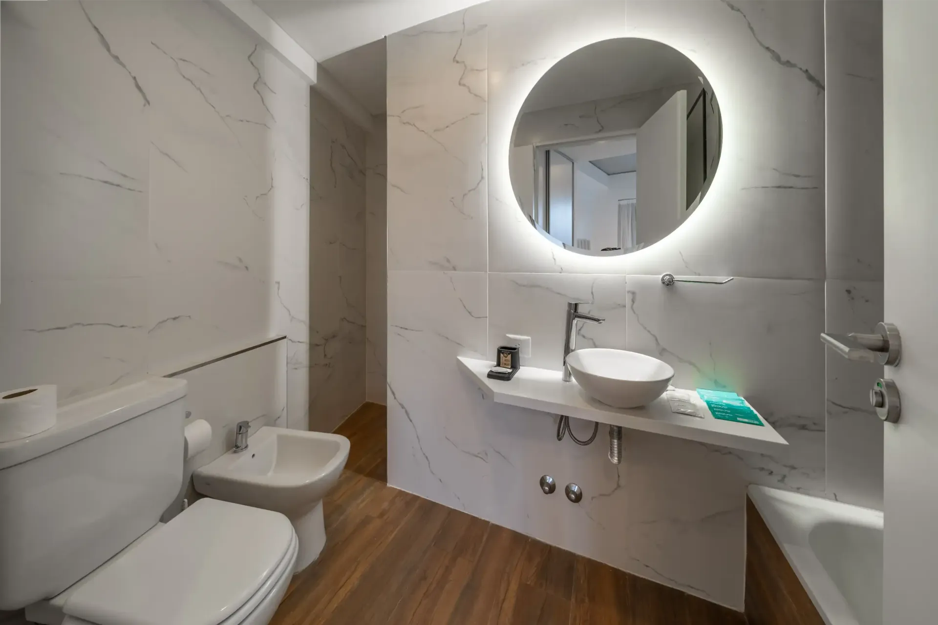 Un baño con inodoro, lavabo y espejo.