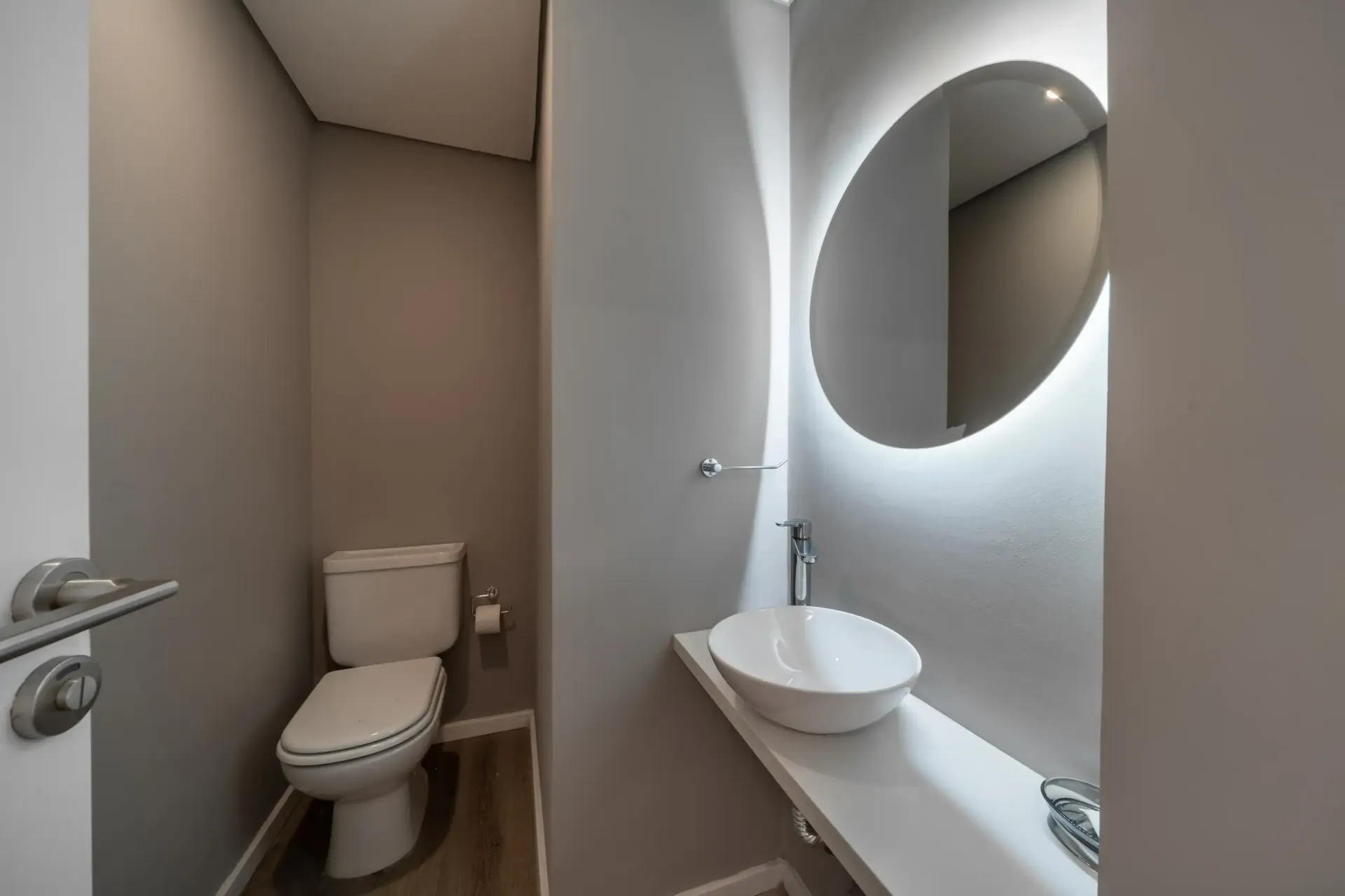 Un baño con inodoro, lavabo y espejo.