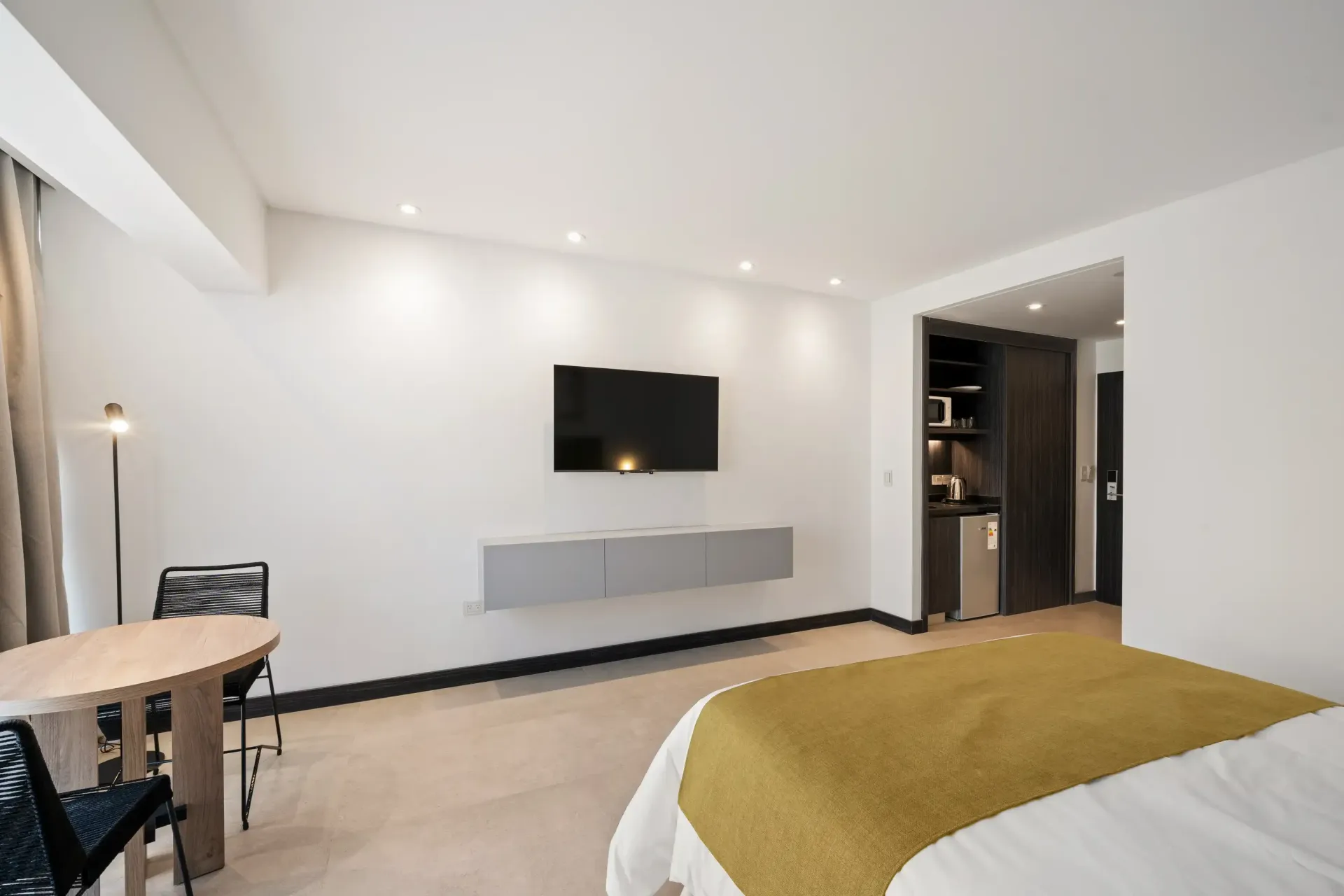 Una habitación de hotel con cama, mesa y televisión.