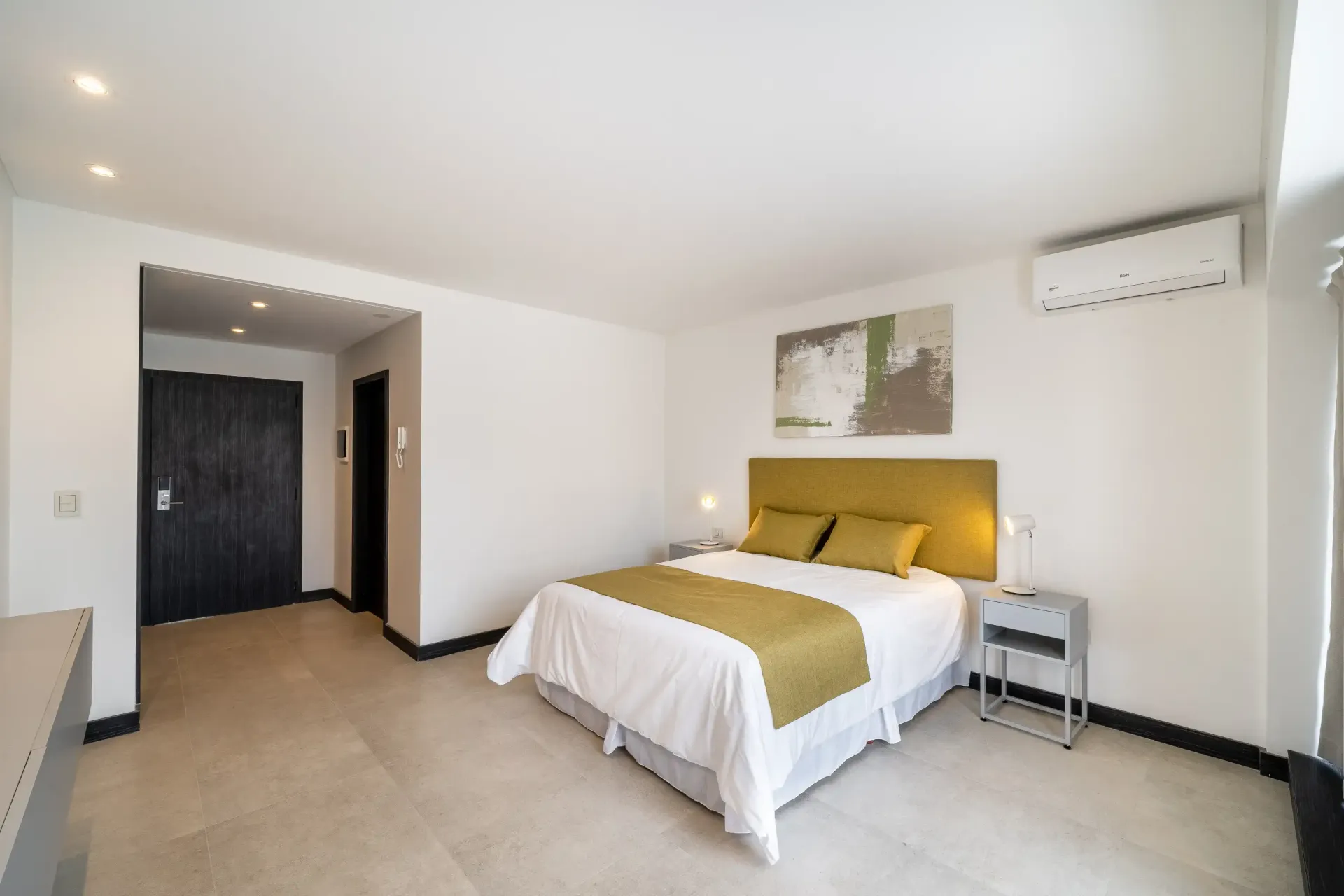 Hay una cama grande en el medio de la habitación.