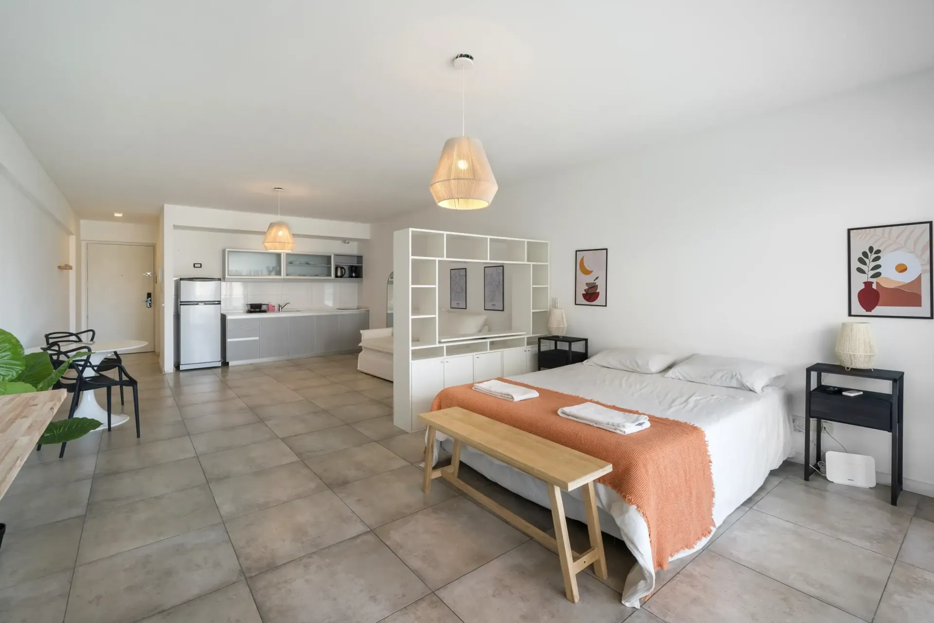 Hay una cama grande en el medio de la habitación.