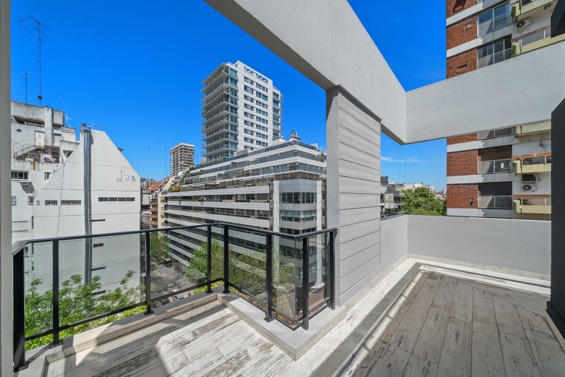 Un balcón con vista a una ciudad y edificios.