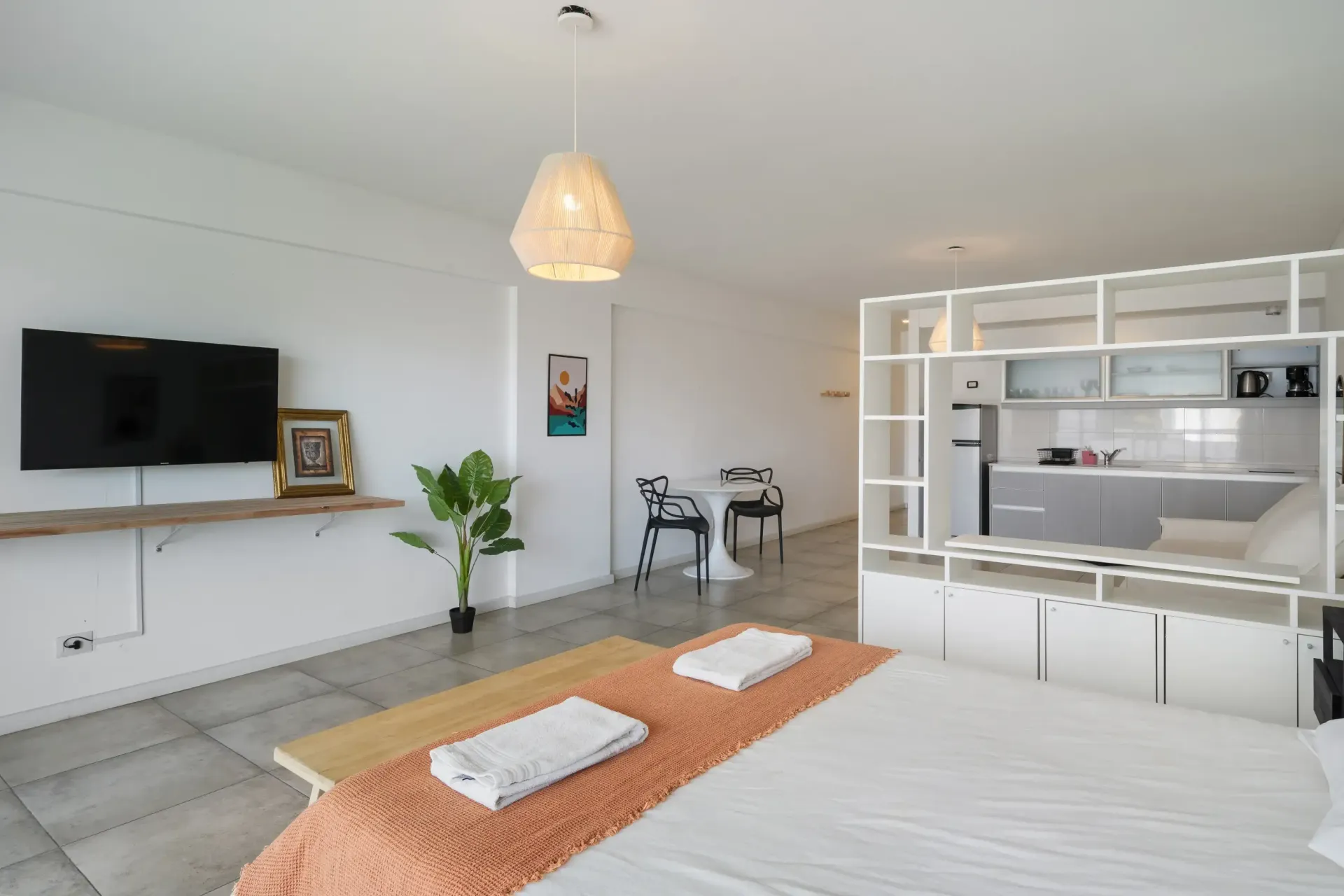 Hay una cama grande en el medio de la habitación.