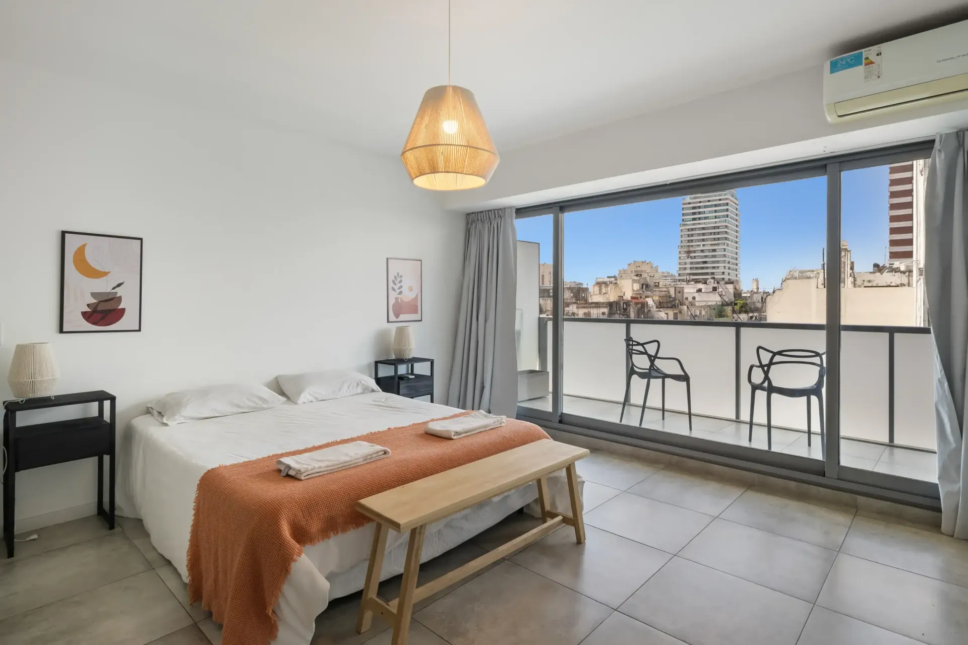 Un dormitorio con una cama grande y un balcón.