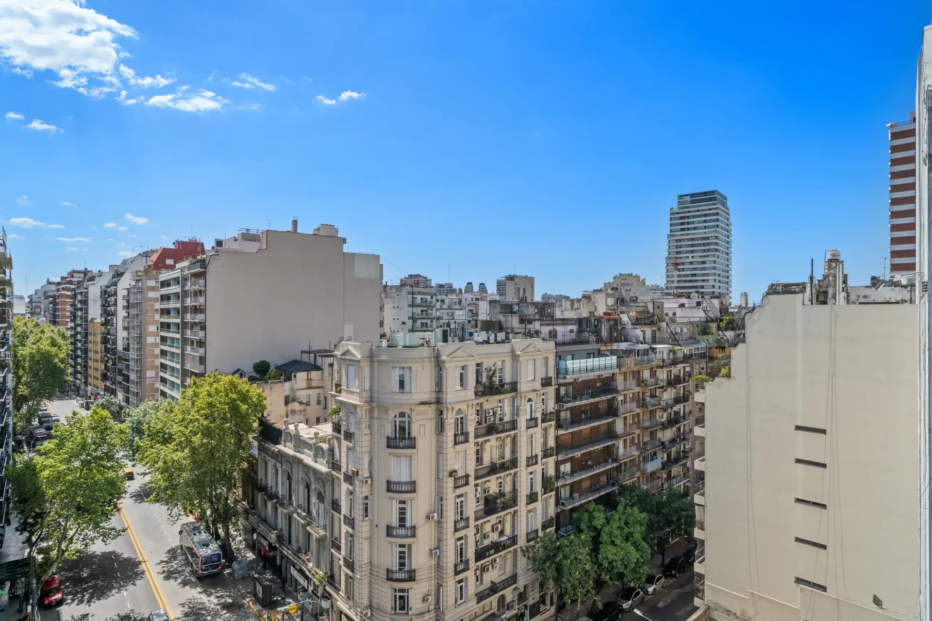 Una vista aérea de una ciudad con muchos edificios y árboles.
