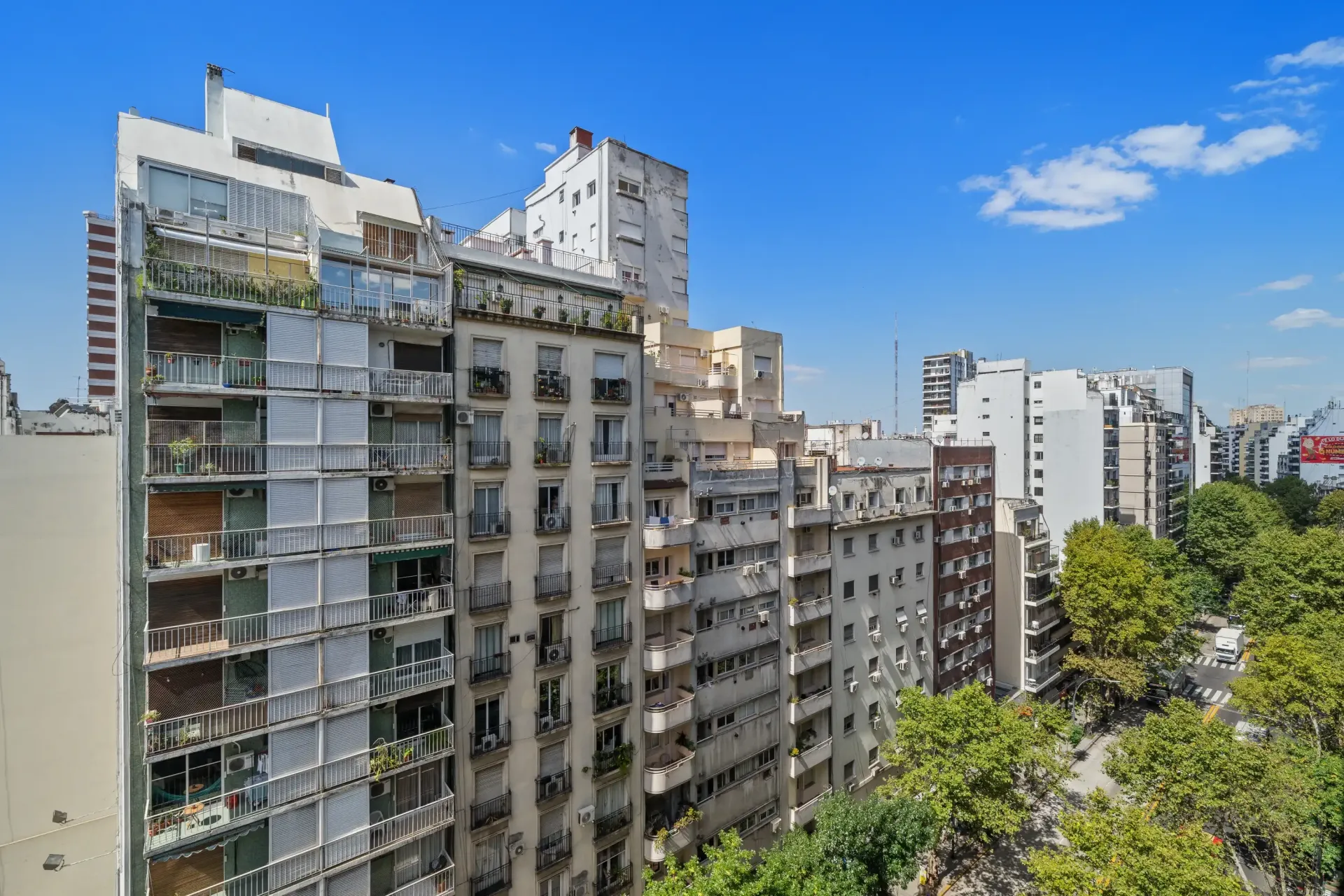 Una vista aérea de una ciudad con muchos edificios y árboles.