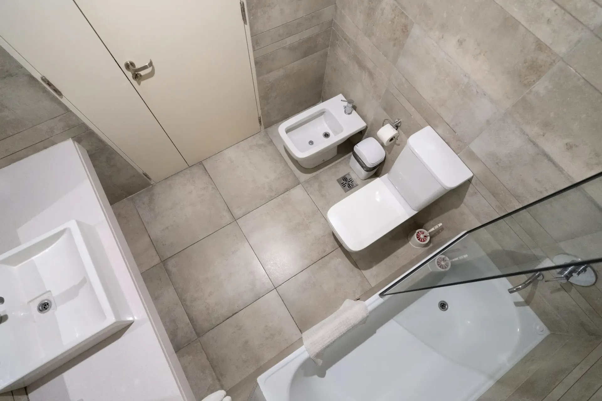 Un baño con lavabo, inodoro, bidé y bañera.