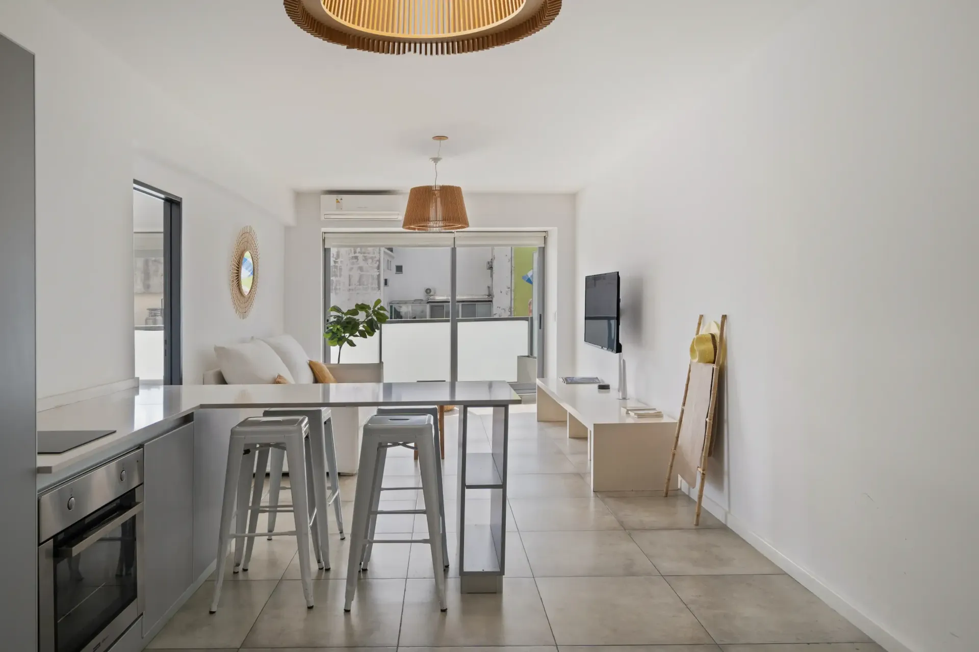 Una cocina con una mesa y taburetes en ella.