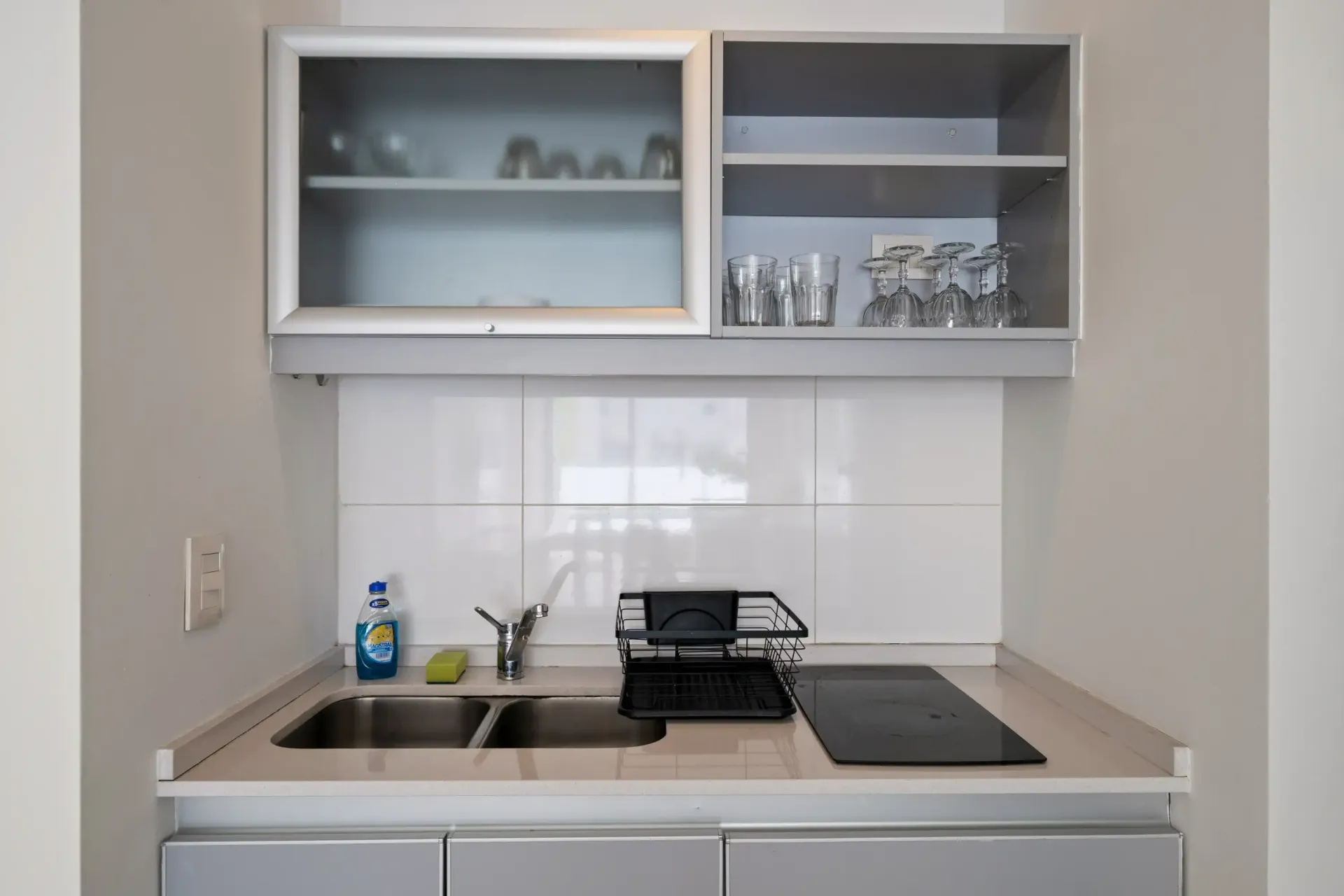 Una cocina con fregadero y horno.