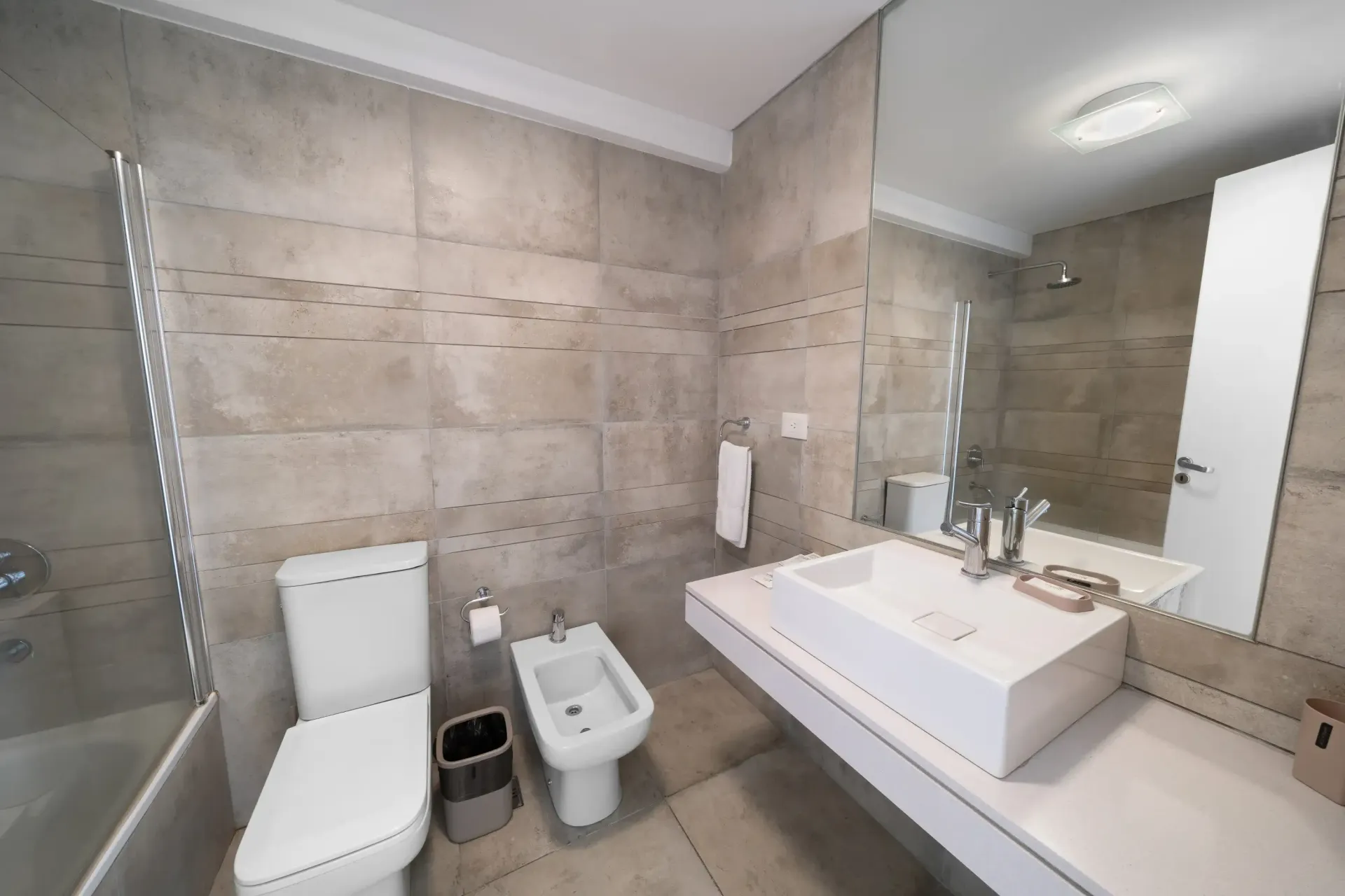 Un baño con inodoro, lavabo y bidé.