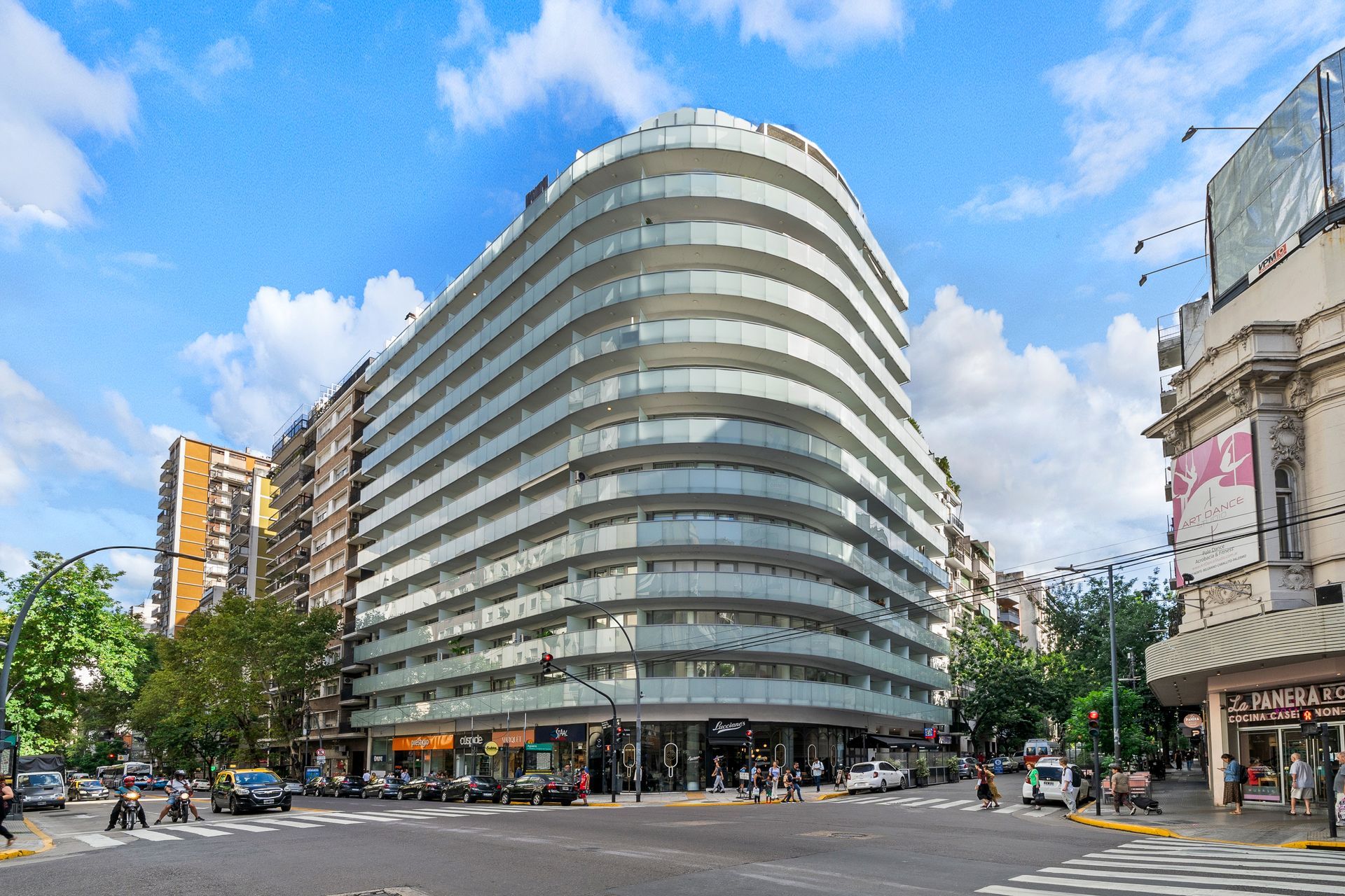 Un gran edificio está situado en la esquina de una calle de la ciudad.