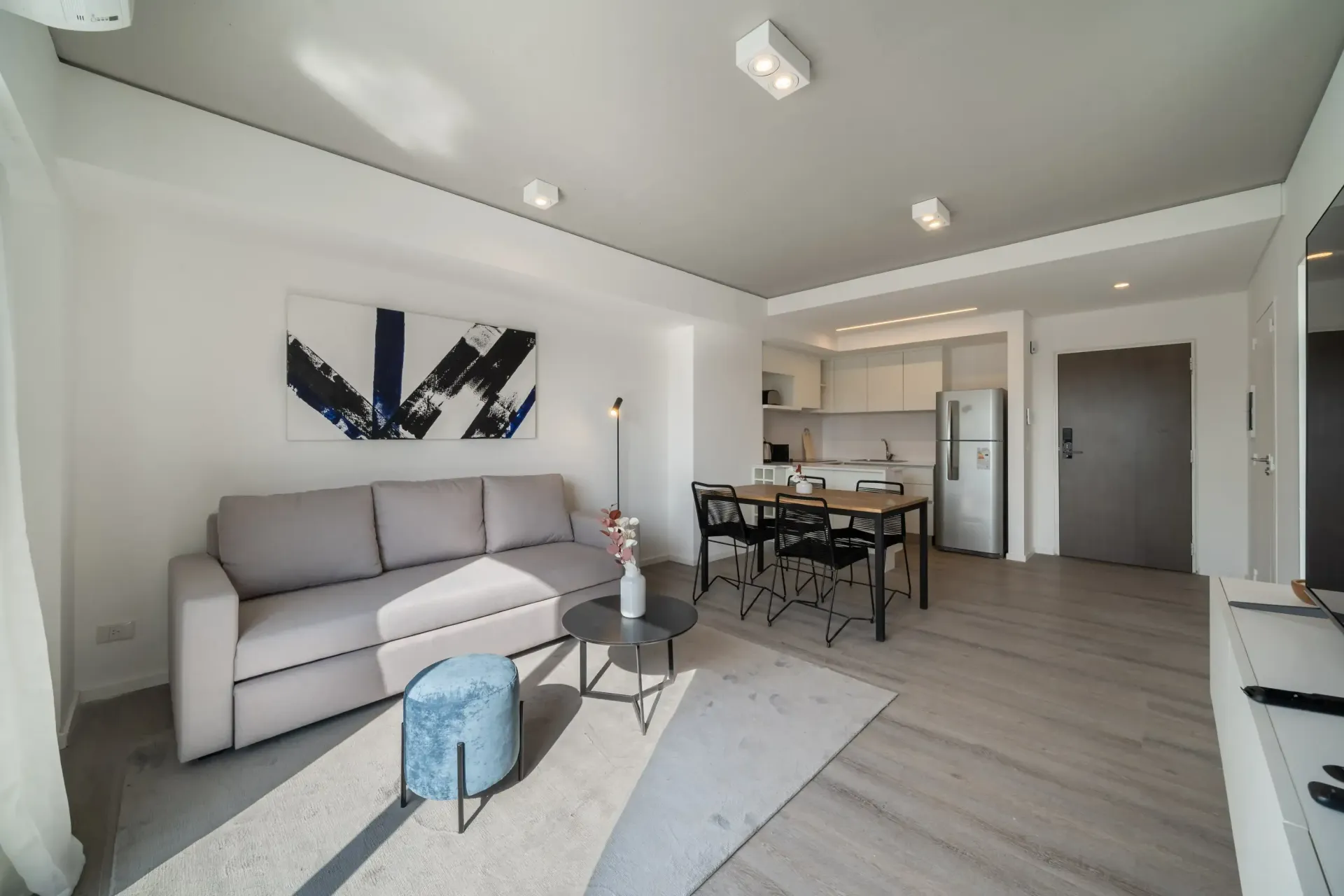 Una sala de estar con un sofá y una mesa de comedor.