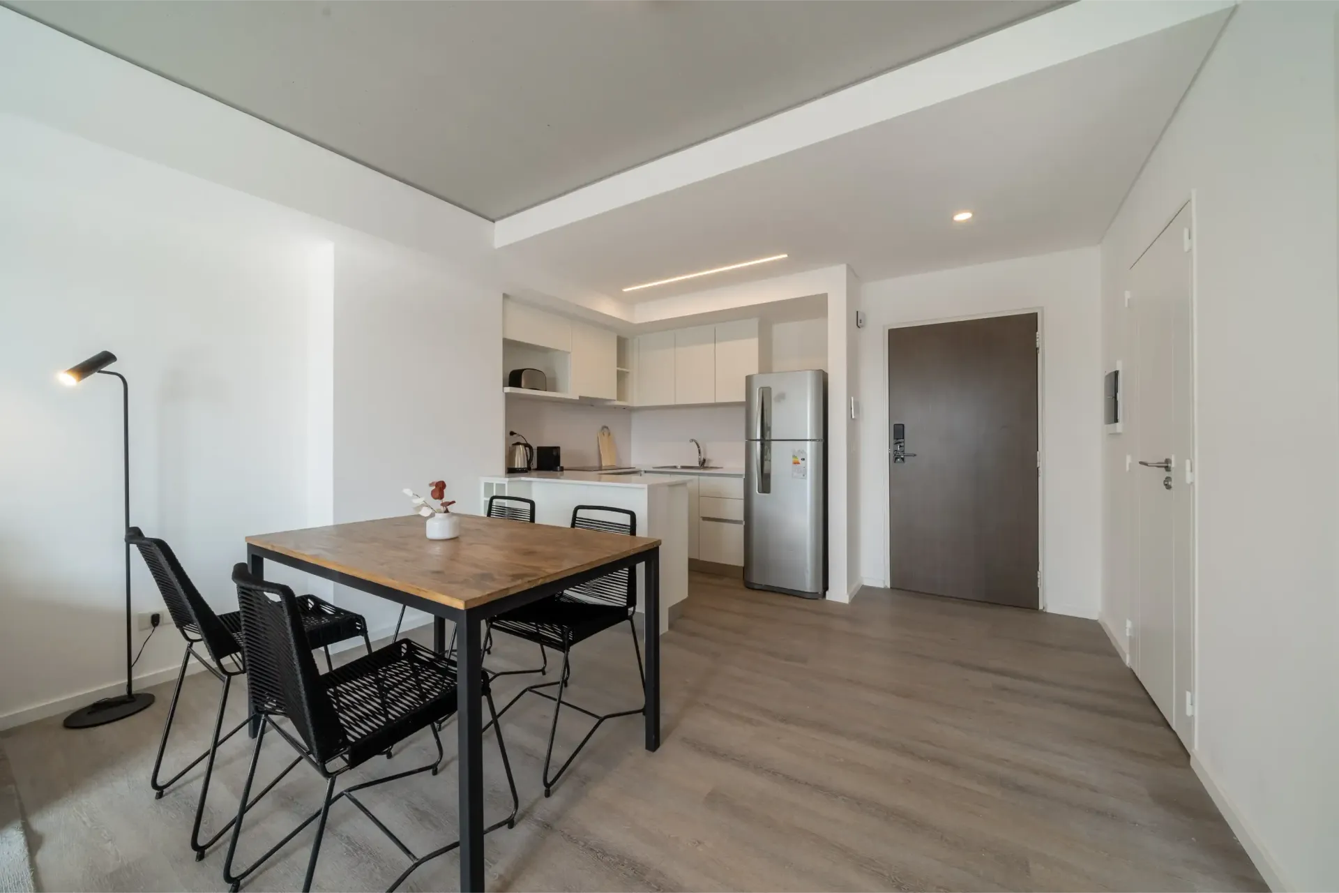 Hay una mesa y sillas en el medio de la habitación.