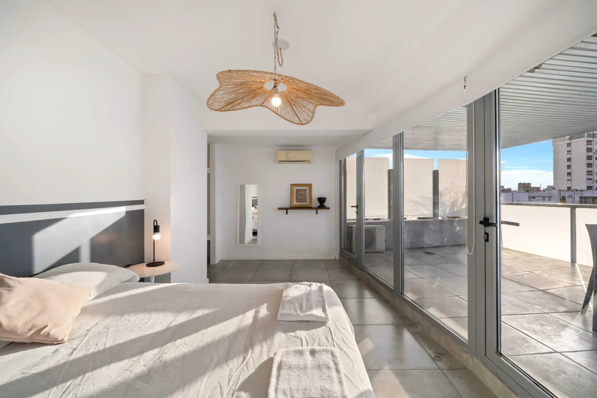Un dormitorio con una cama grande y una ventana grande.