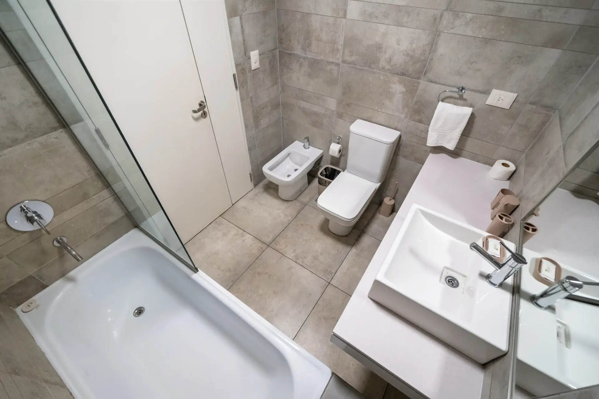 Un baño con lavabo, inodoro, bidé y bañera.