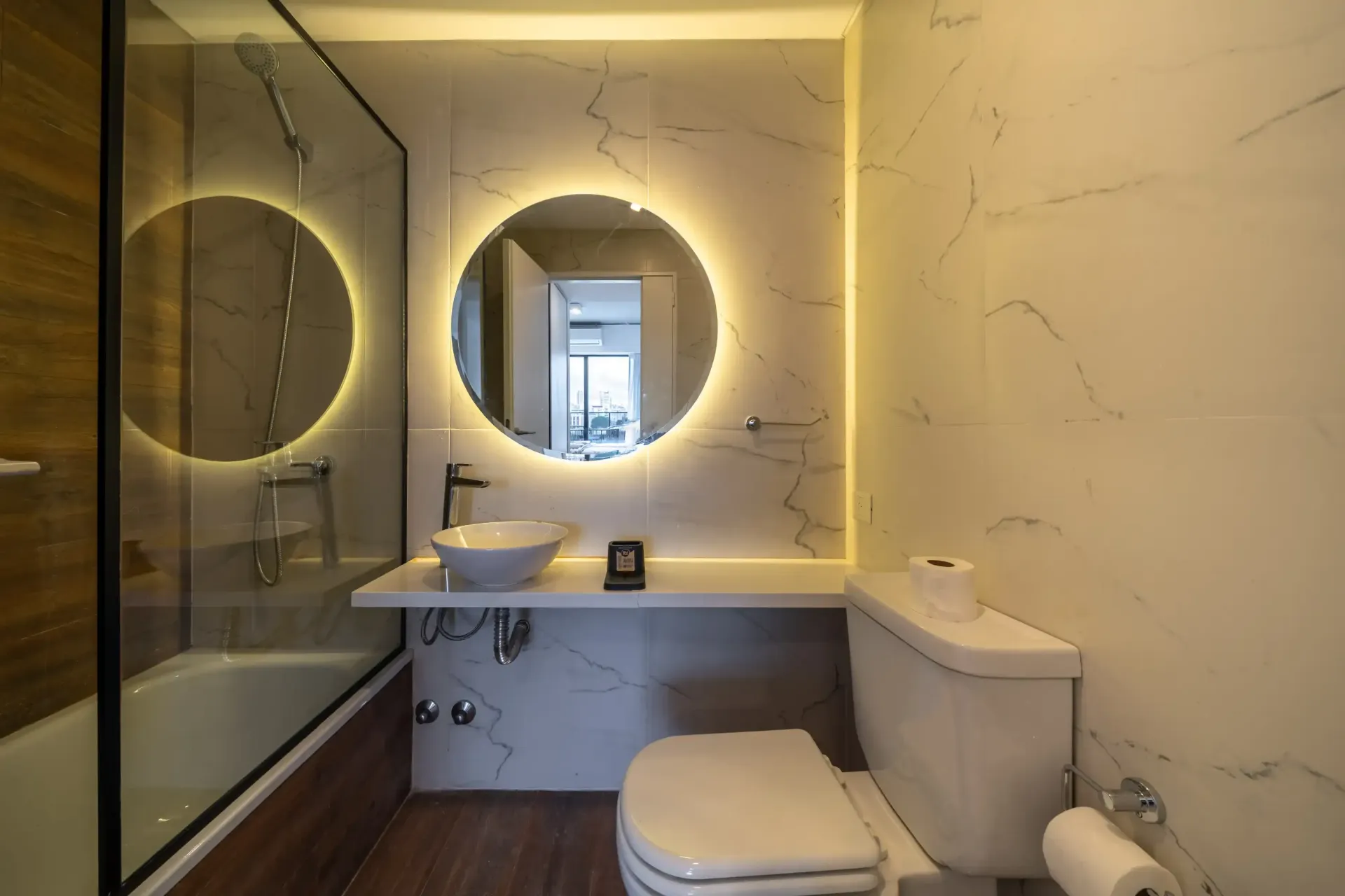 Un baño con inodoro, lavabo y espejo.