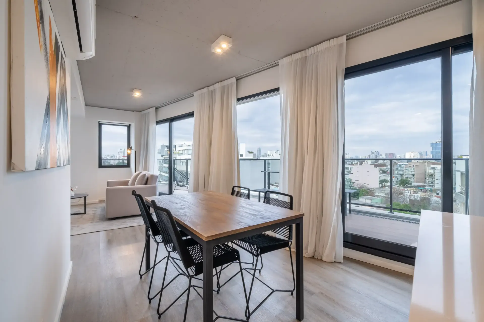 Hay una mesa de comedor y sillas en el medio de la habitación.