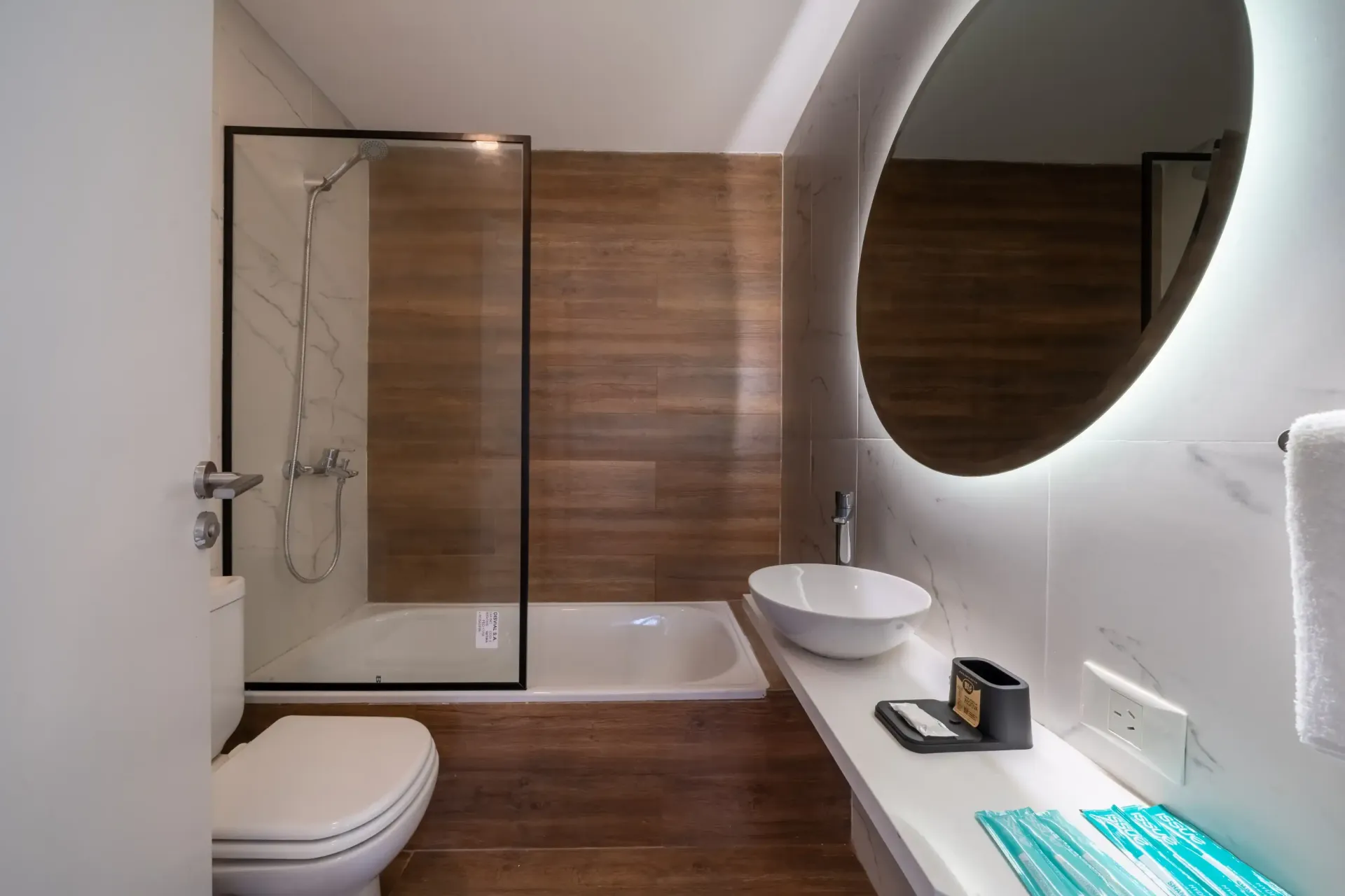 Un baño con inodoro, lavabo y ducha.