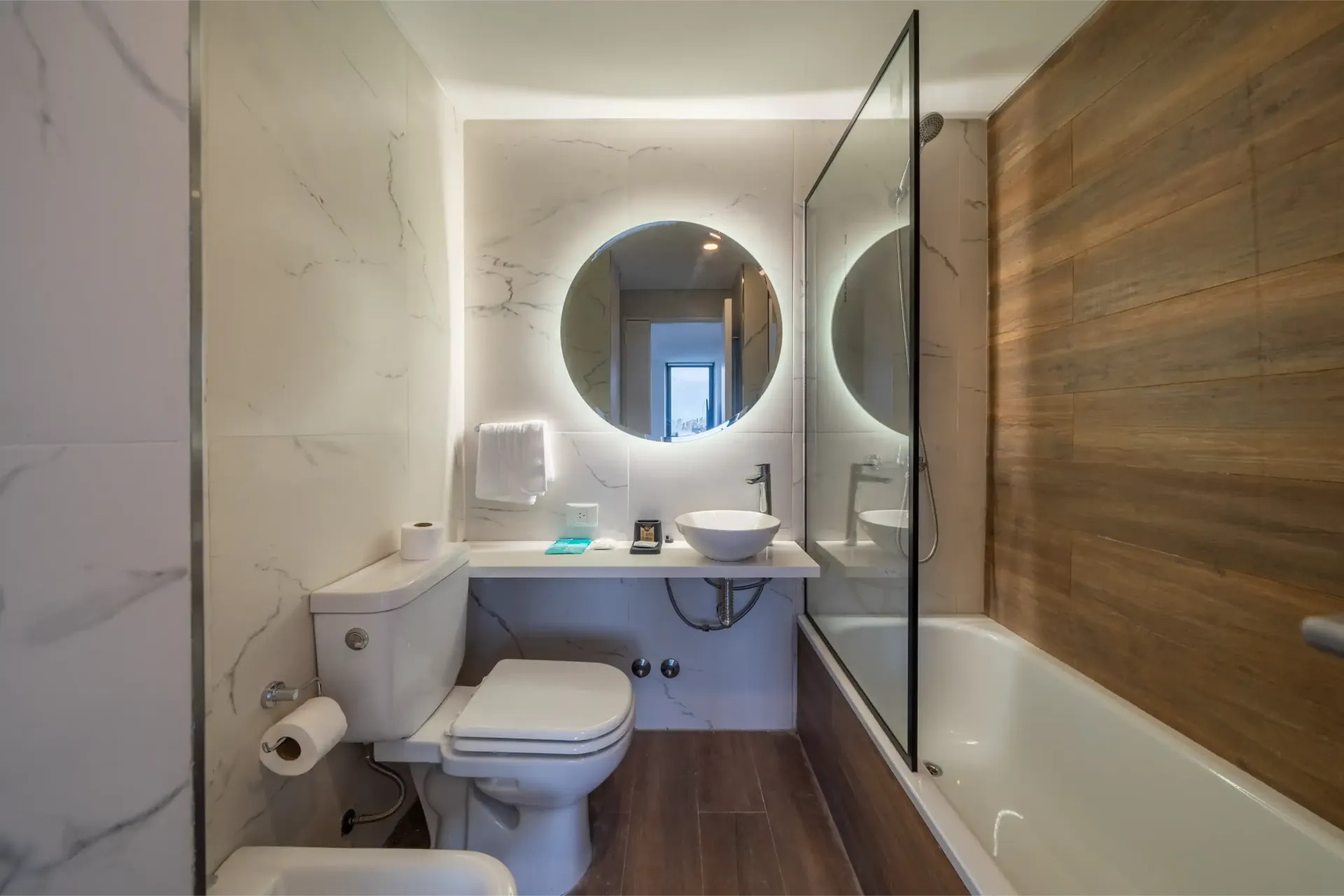 Un baño con inodoro, lavabo y bañera.