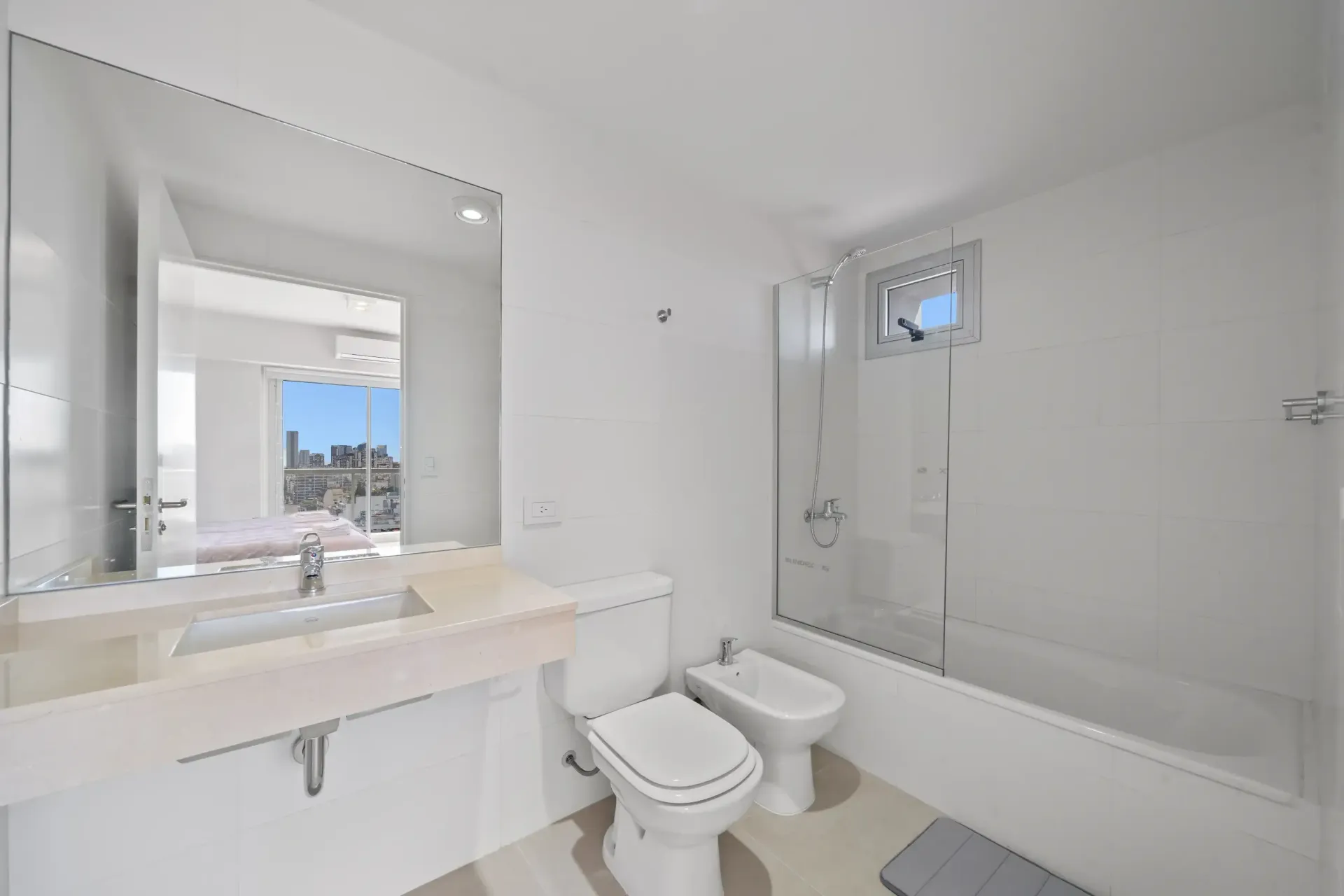 Un baño con lavabo, inodoro, bidé y bañera.