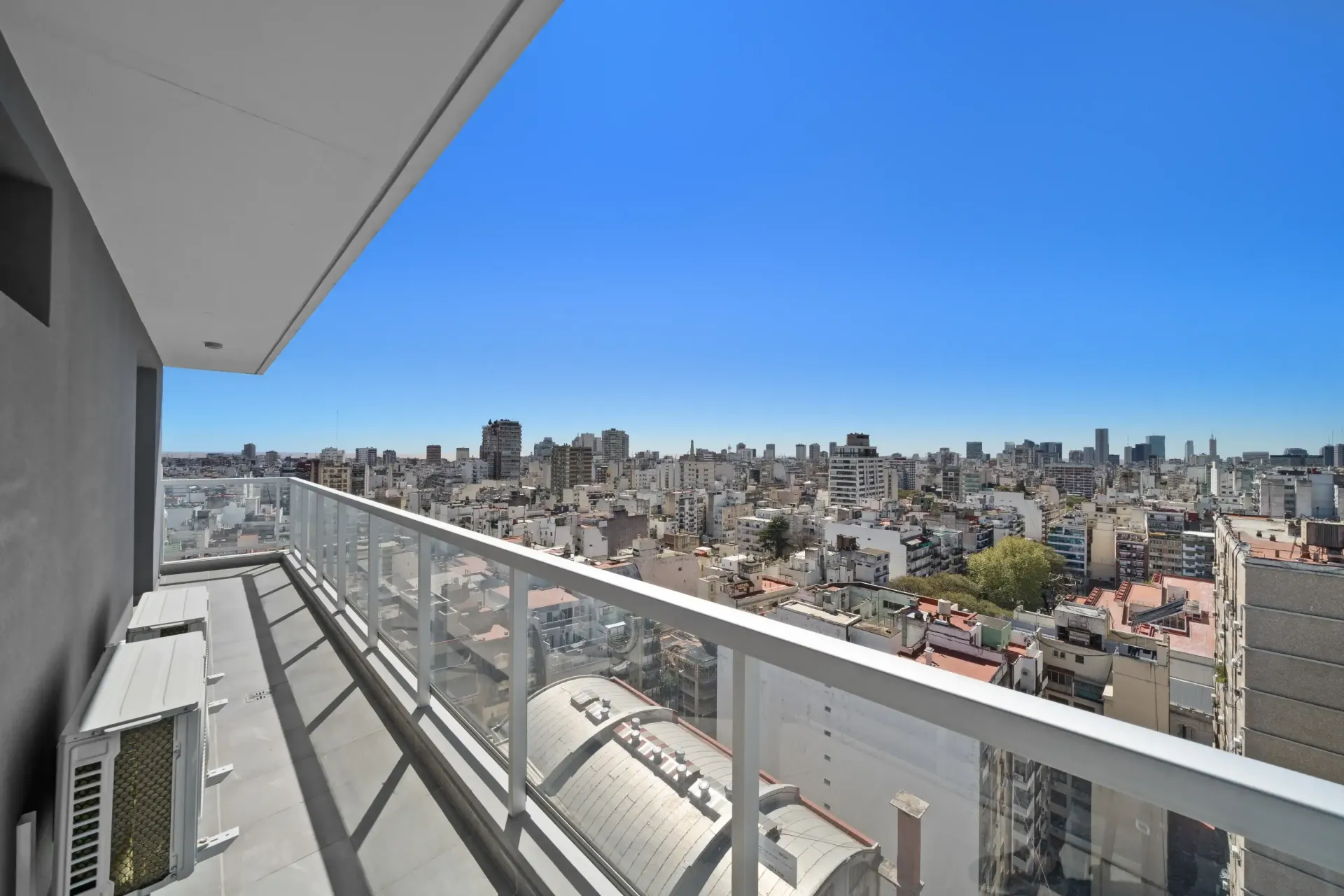 Hay un balcón con vista a la ciudad.
