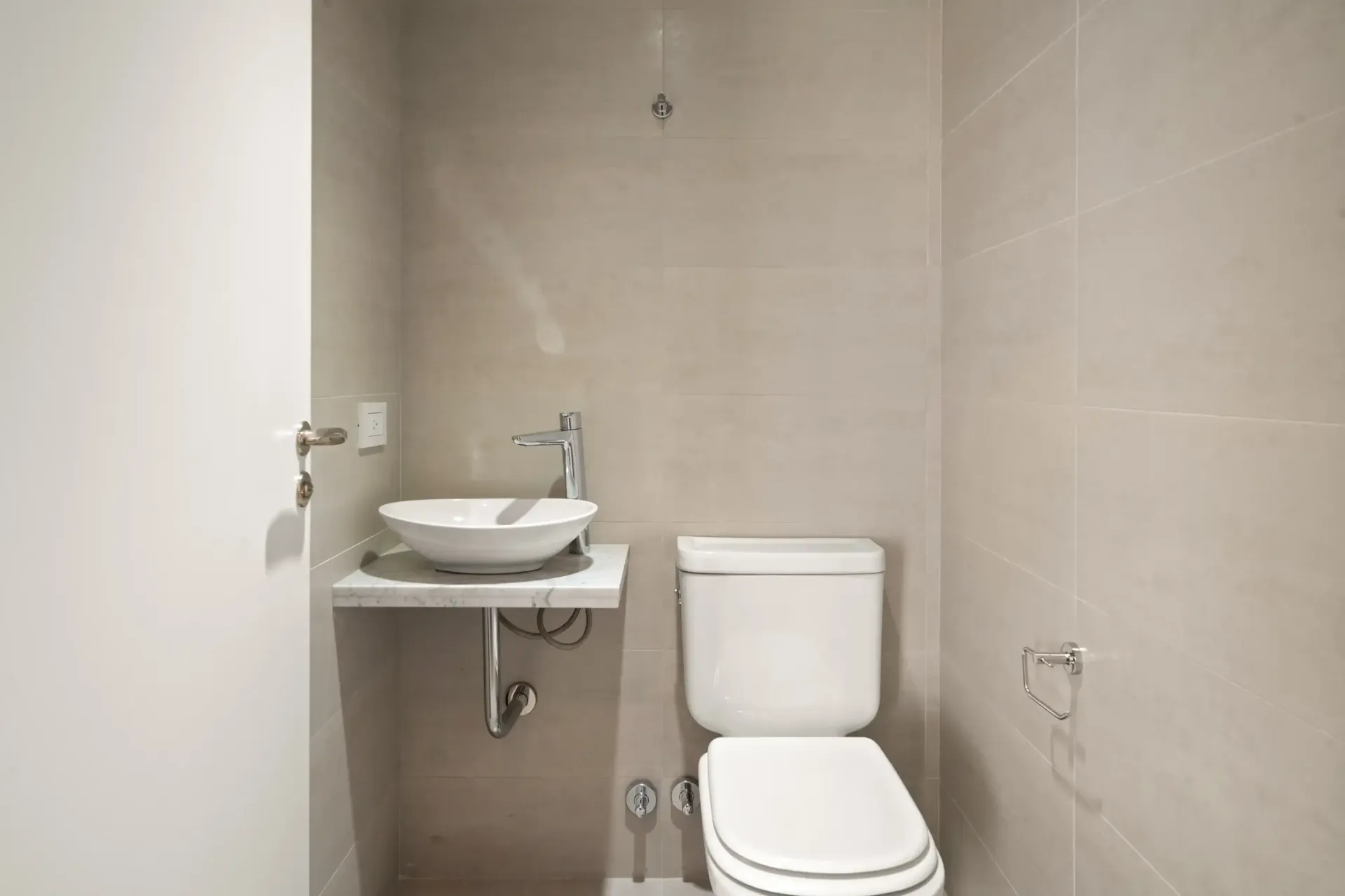 Un baño con inodoro, lavabo y puerta.