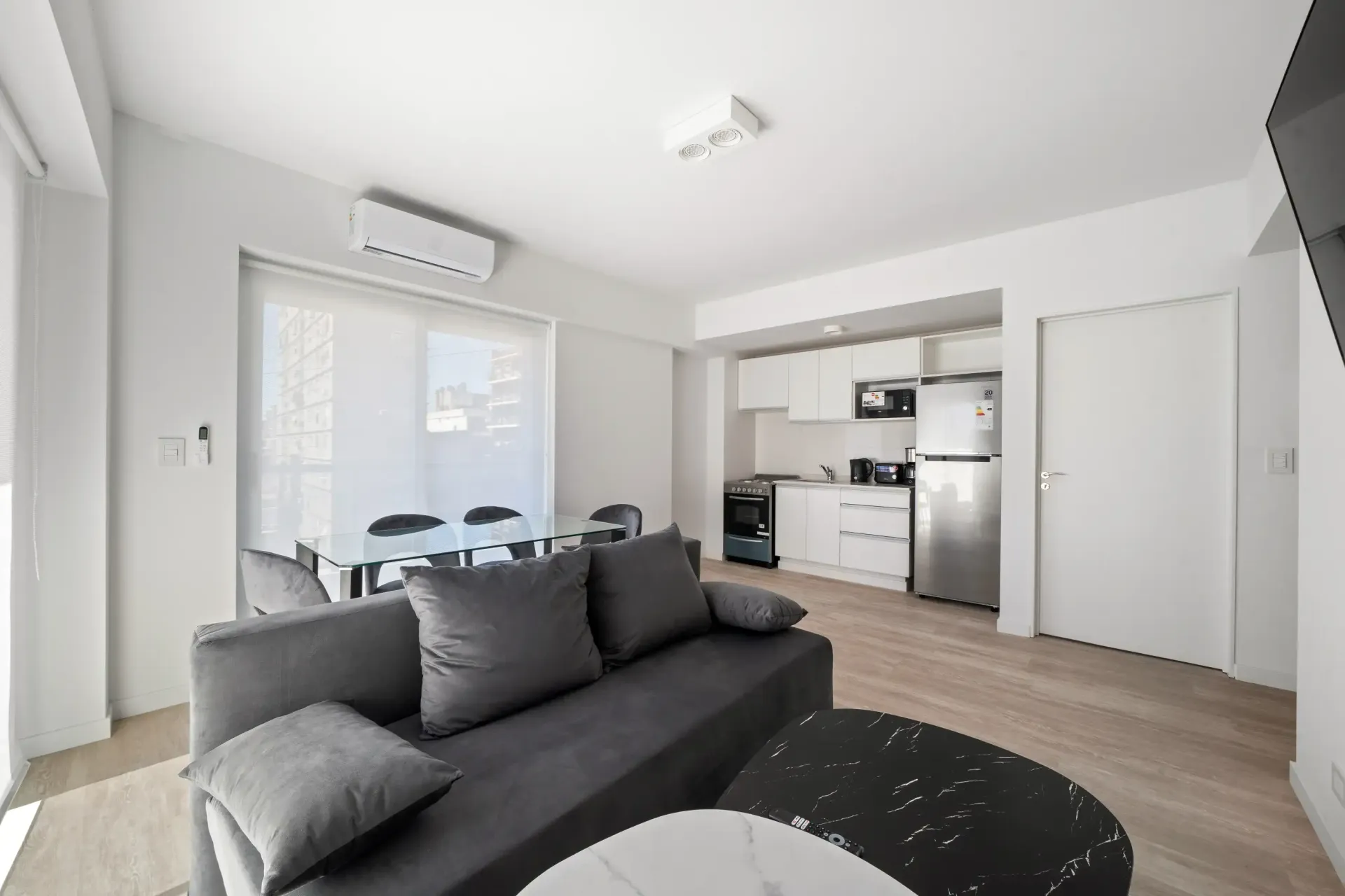 Una sala de estar con un sofá y una mesa.