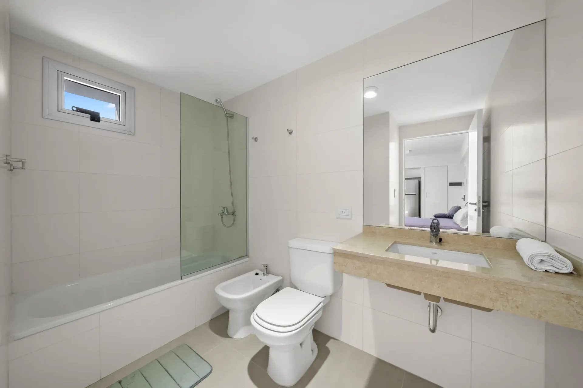 Un cuarto de baño con inodoro, bidé, lavabo y bañera.