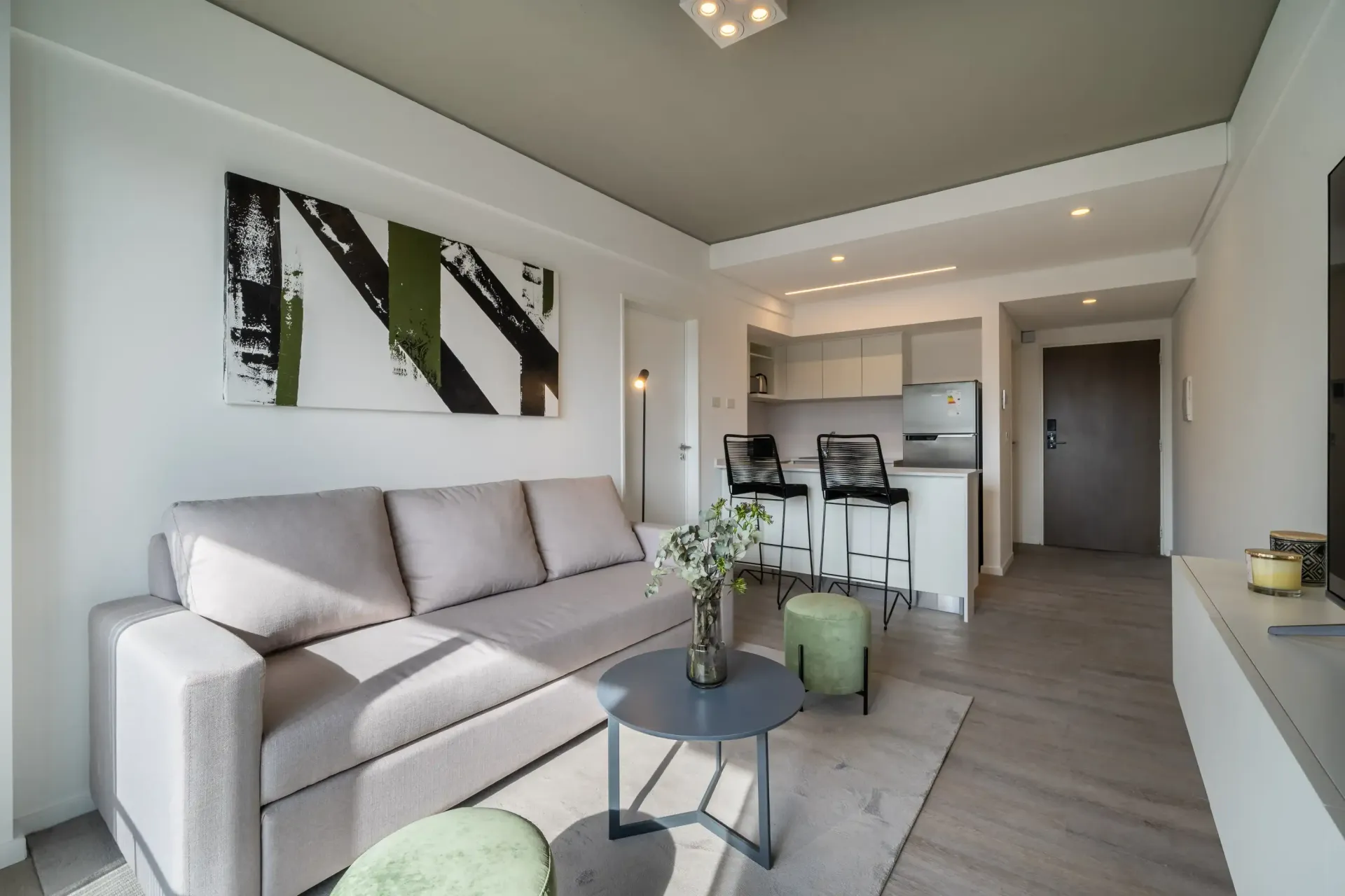 Una sala de estar con un sofá y una mesa de café.