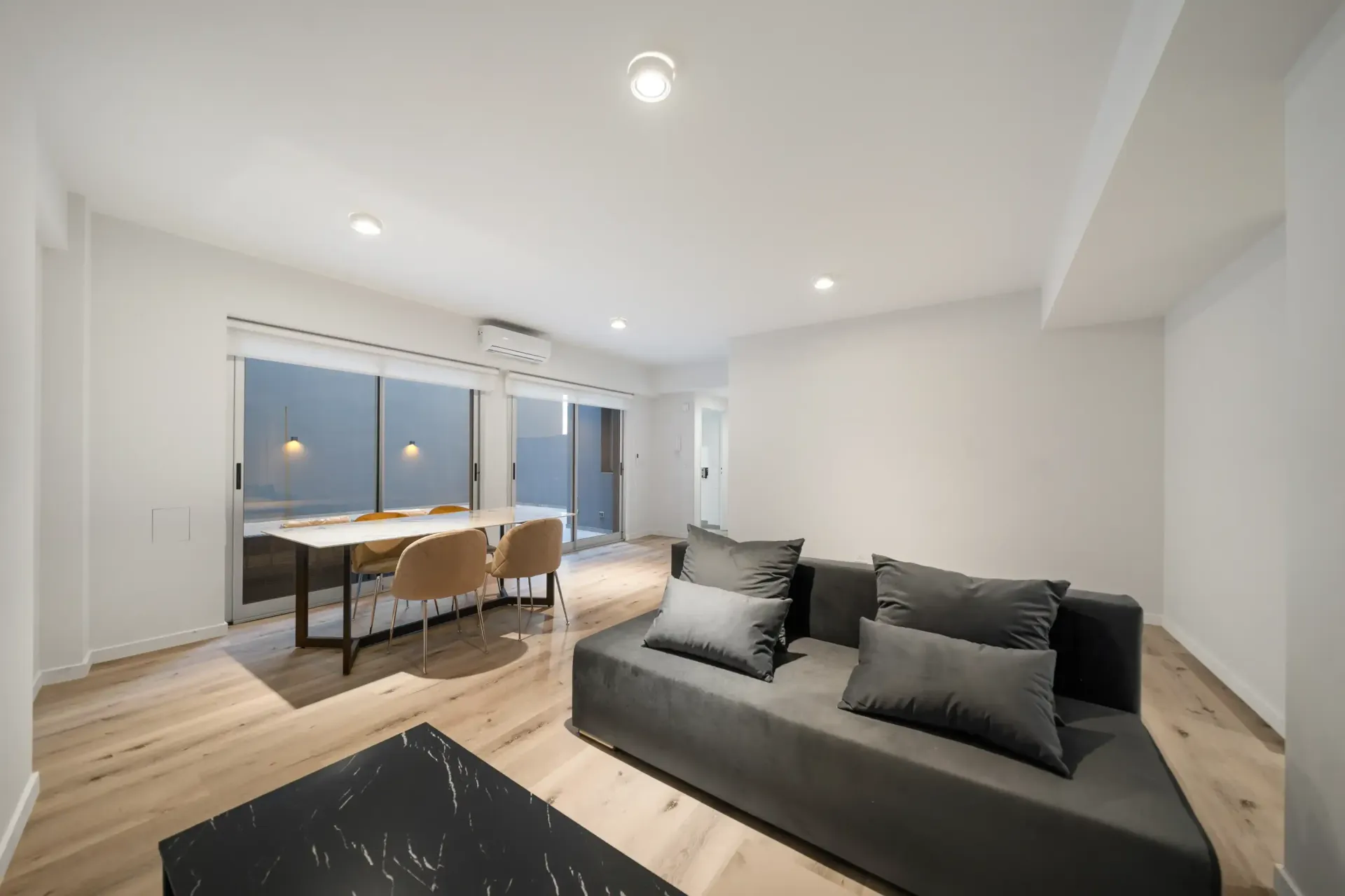 Una sala de estar con sofá, mesa y sillas.
