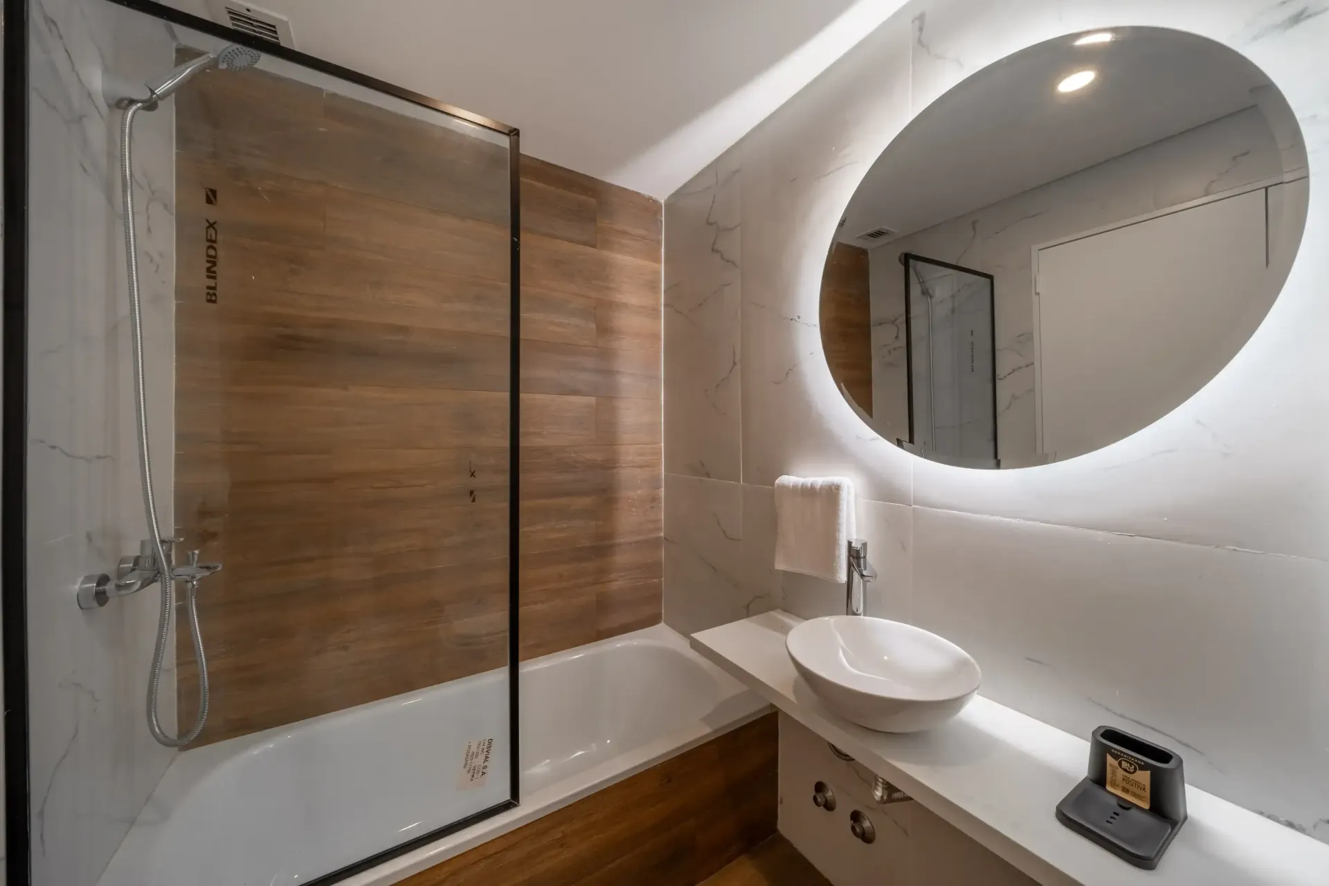 Un baño con lavabo, bañera, ducha y espejo.