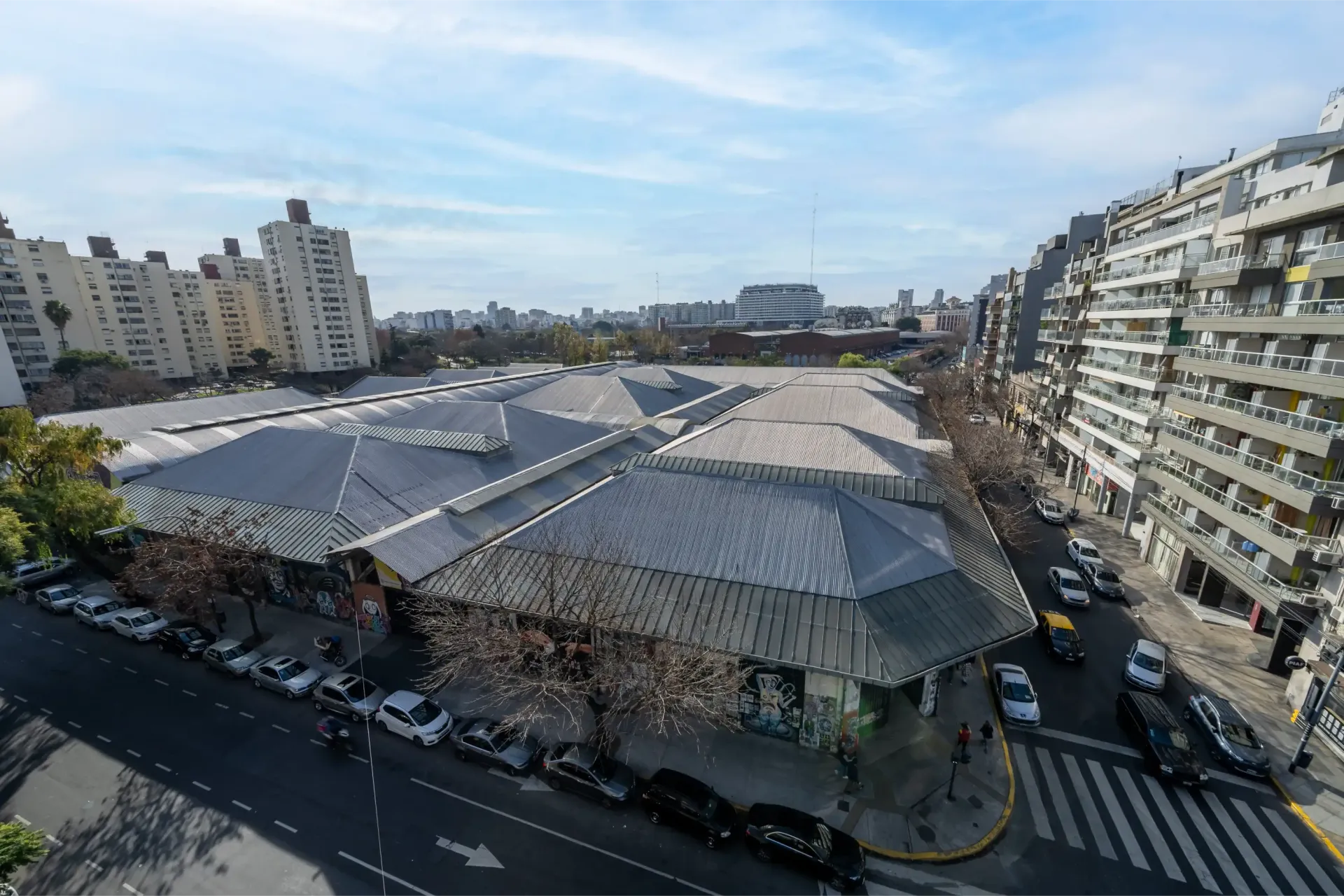 Una vista aérea de una calle de la ciudad con un gran edificio al fondo.