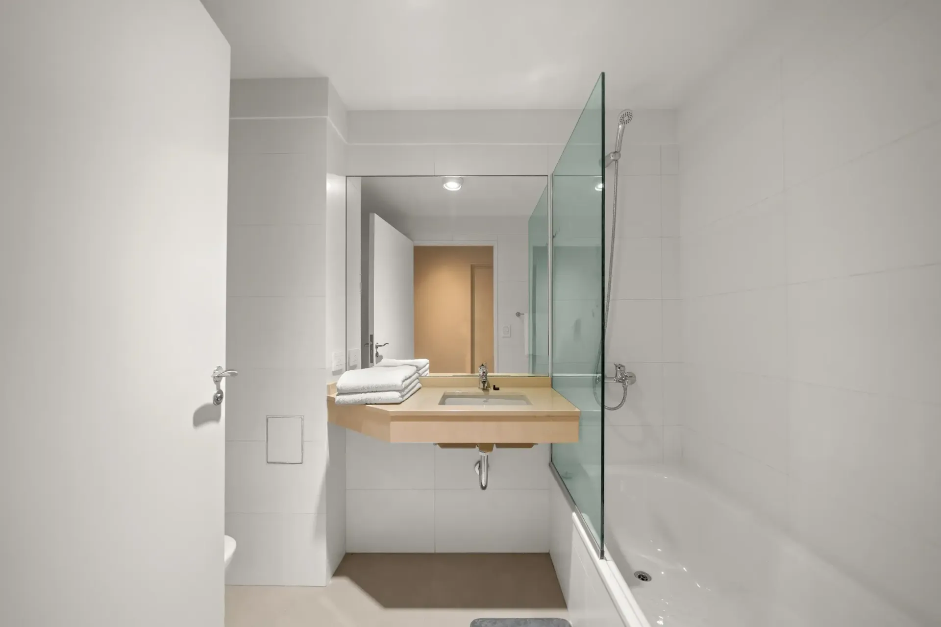 Un baño con lavabo, bañera y espejo.