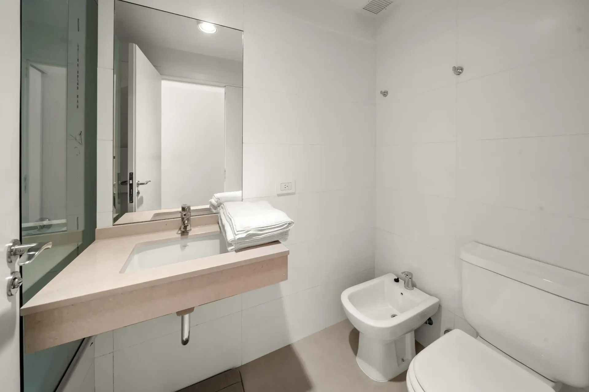 Un baño con lavabo, inodoro y bidé.