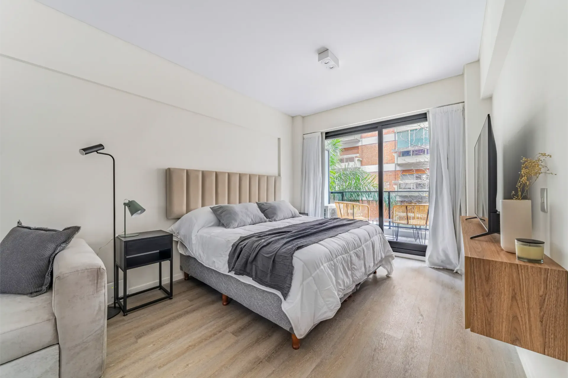 Hay una cama grande en el medio de la habitación.