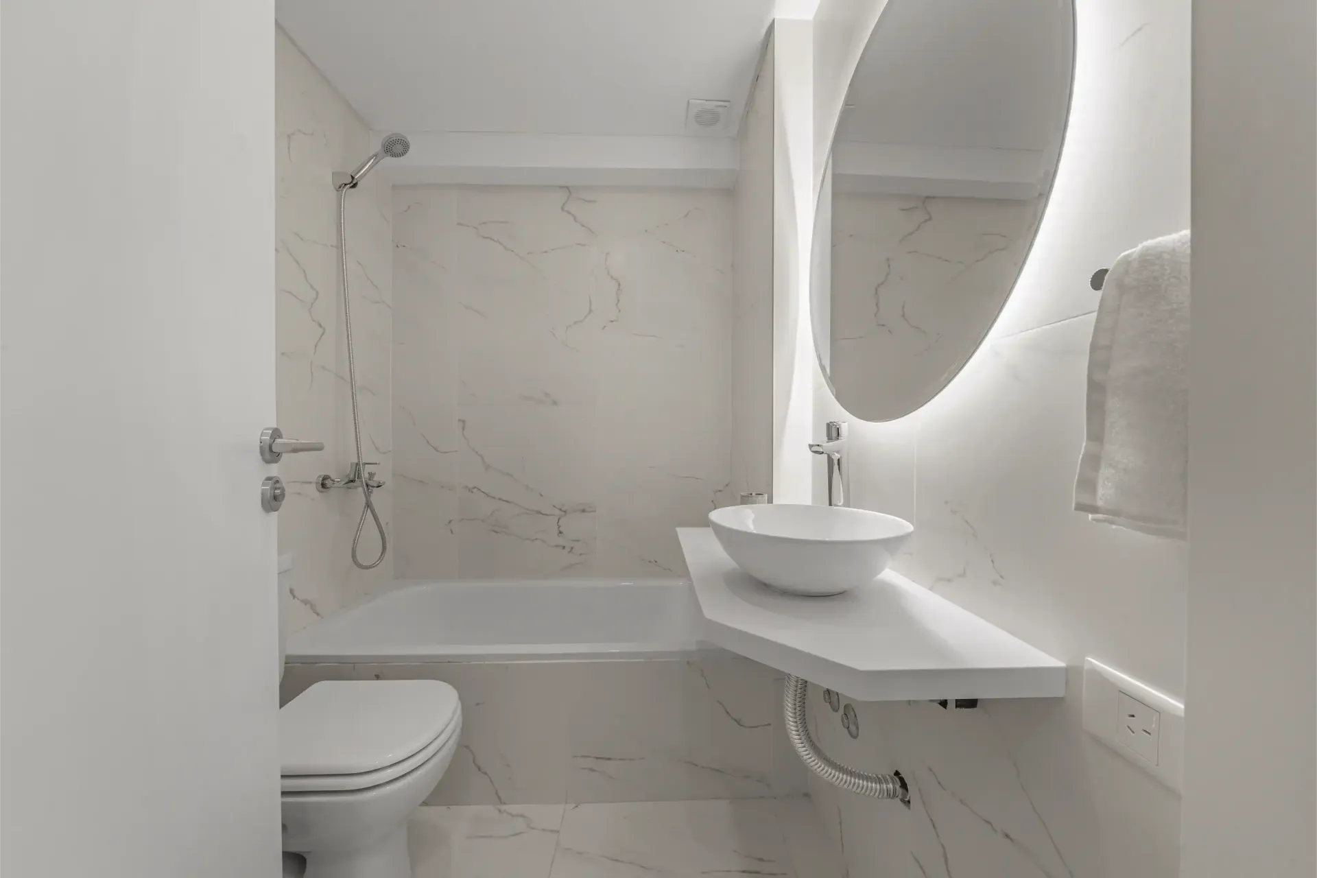 Un baño con lavabo, inodoro, bañera y espejo.