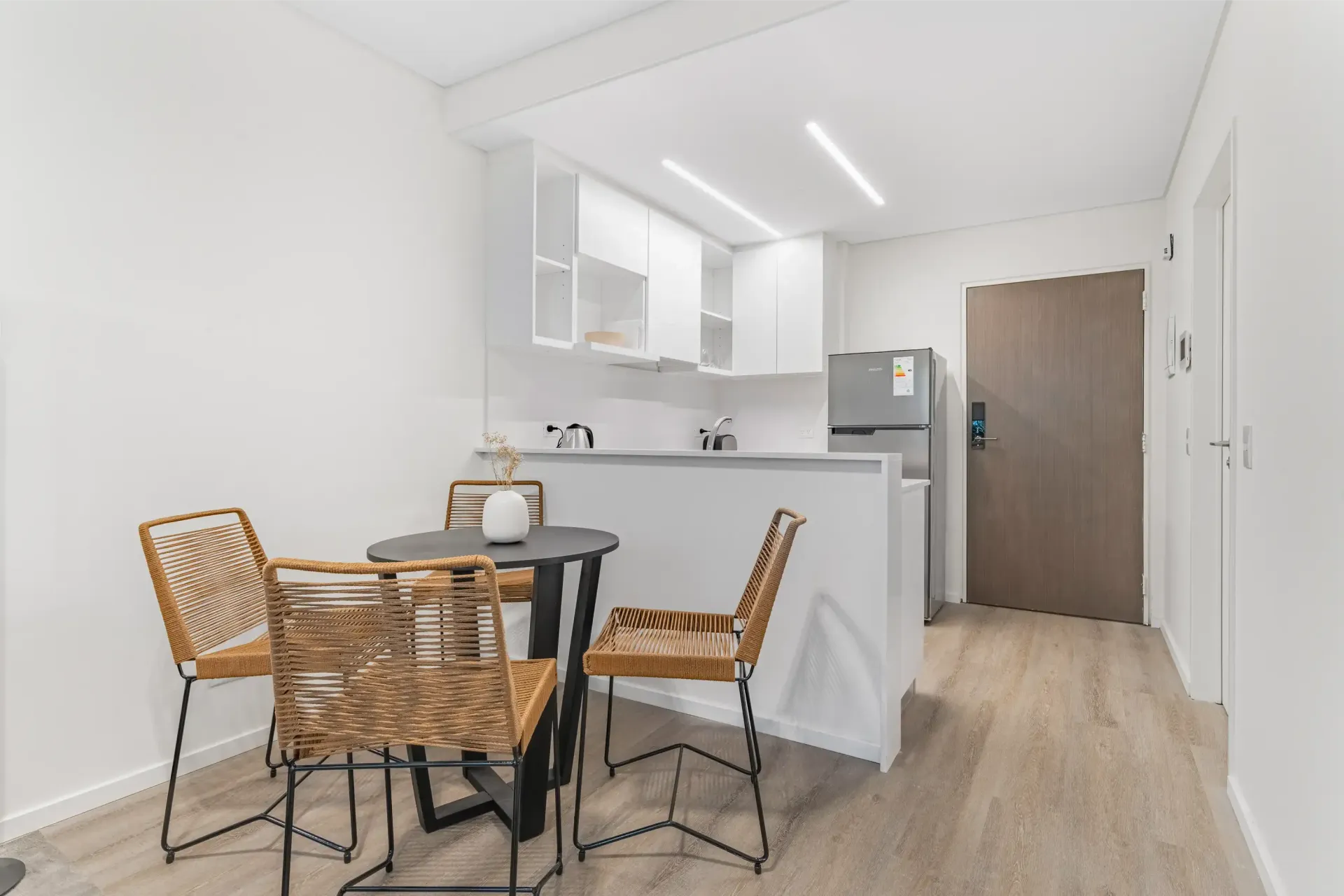 Una cocina con una mesa y sillas.