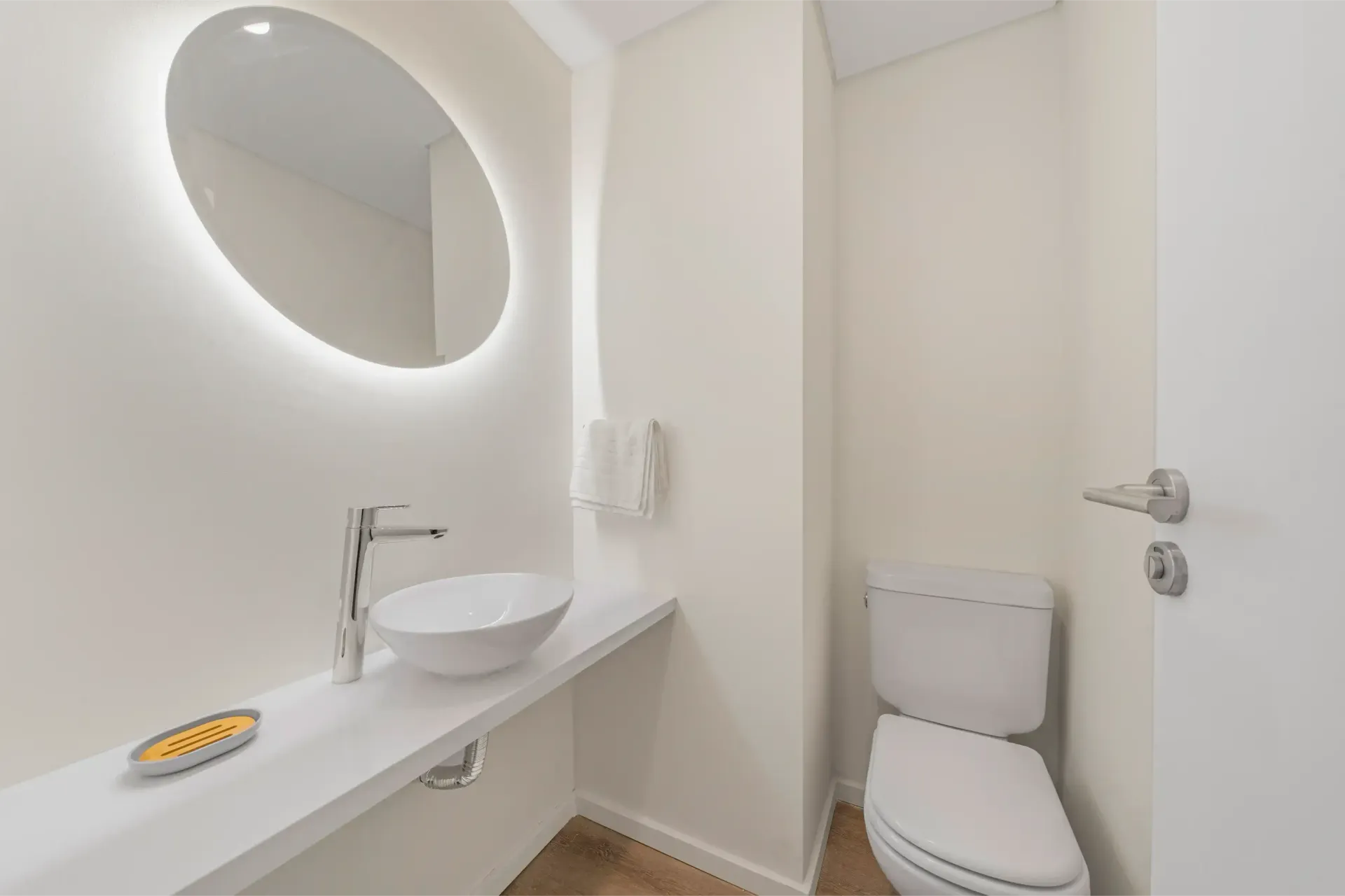 Un baño con inodoro, lavabo y espejo.