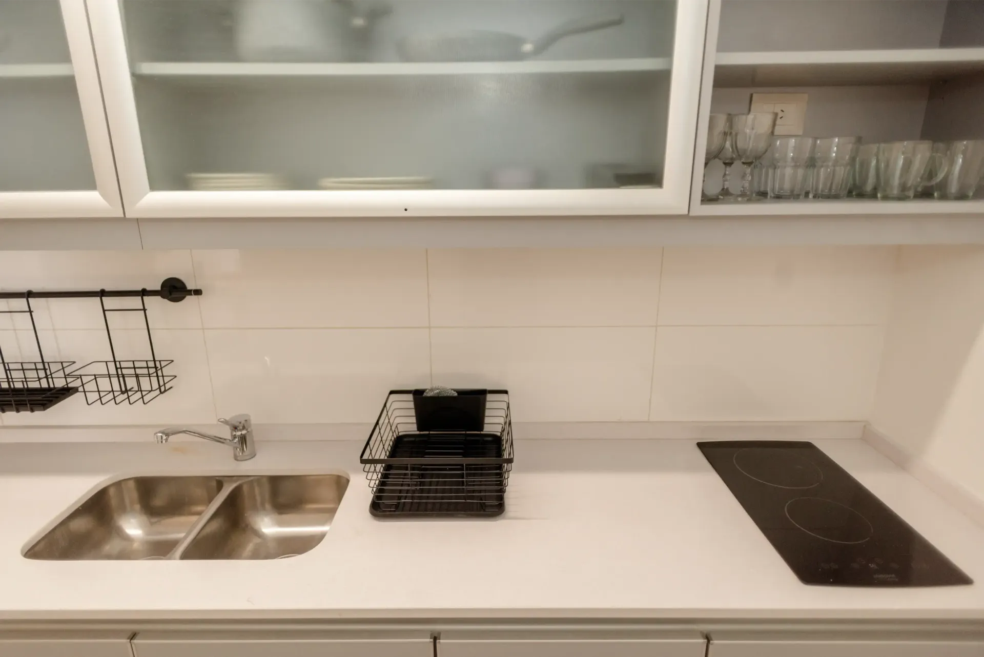 Una cocina con fregadero y horno.