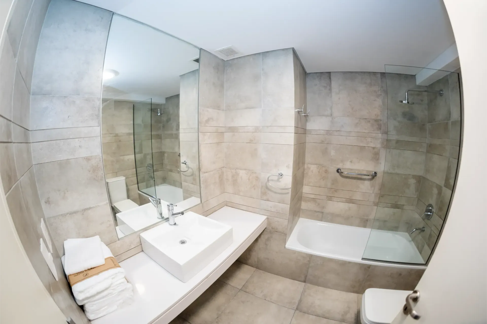 Un baño con lavabo, inodoro y bañera.