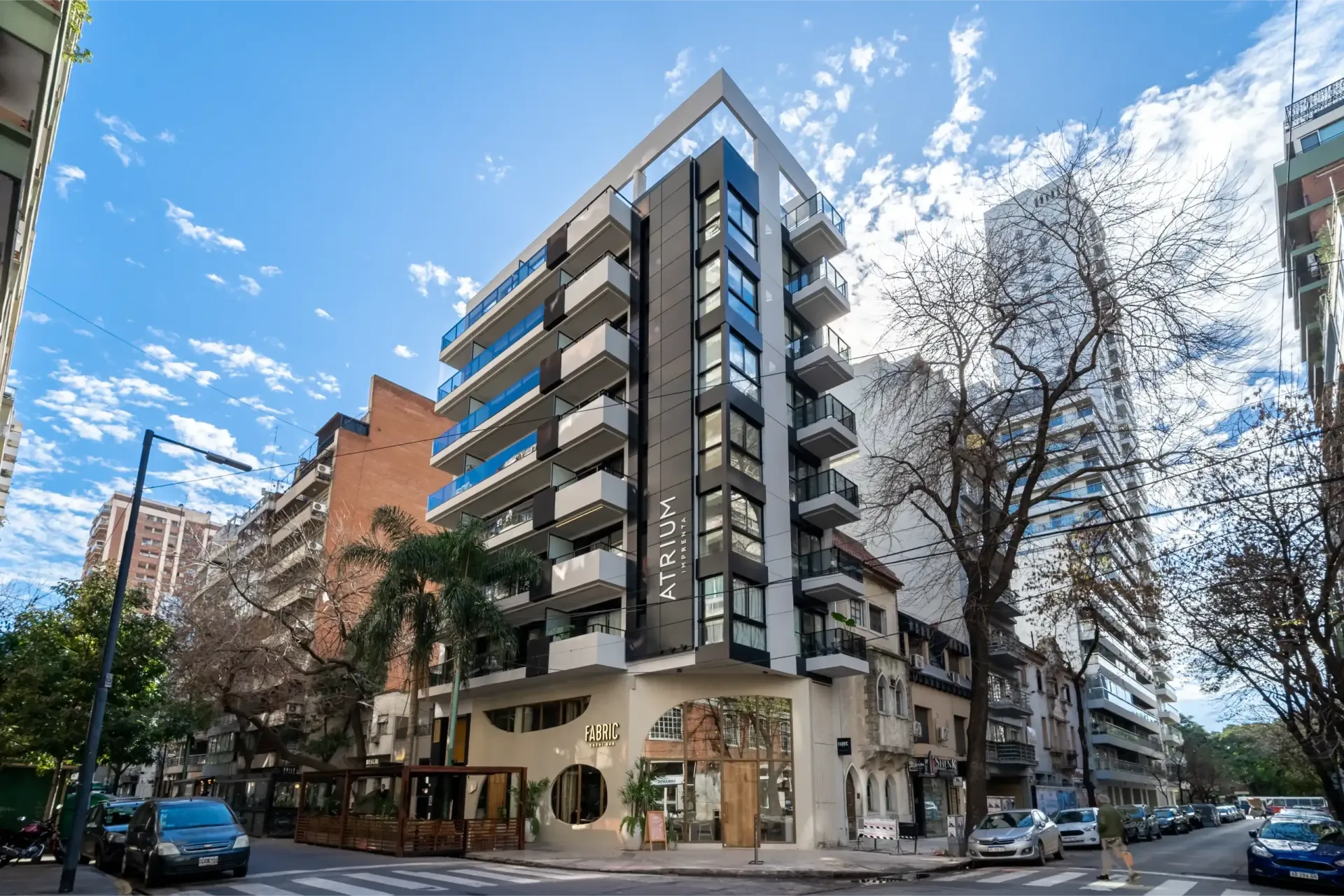 Un gran edificio de apartamentos está situado en la esquina de una calle de la ciudad.