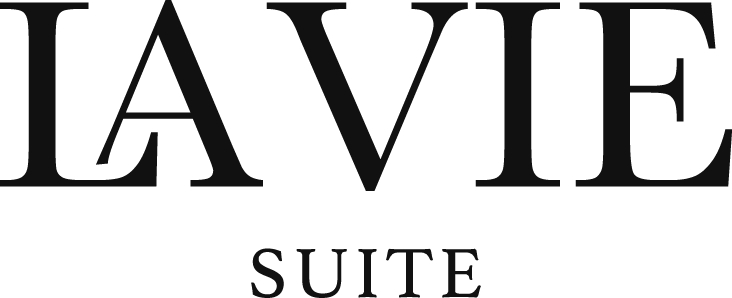 Un logotipo en blanco y negro para La Vie Suite sobre un fondo blanco.