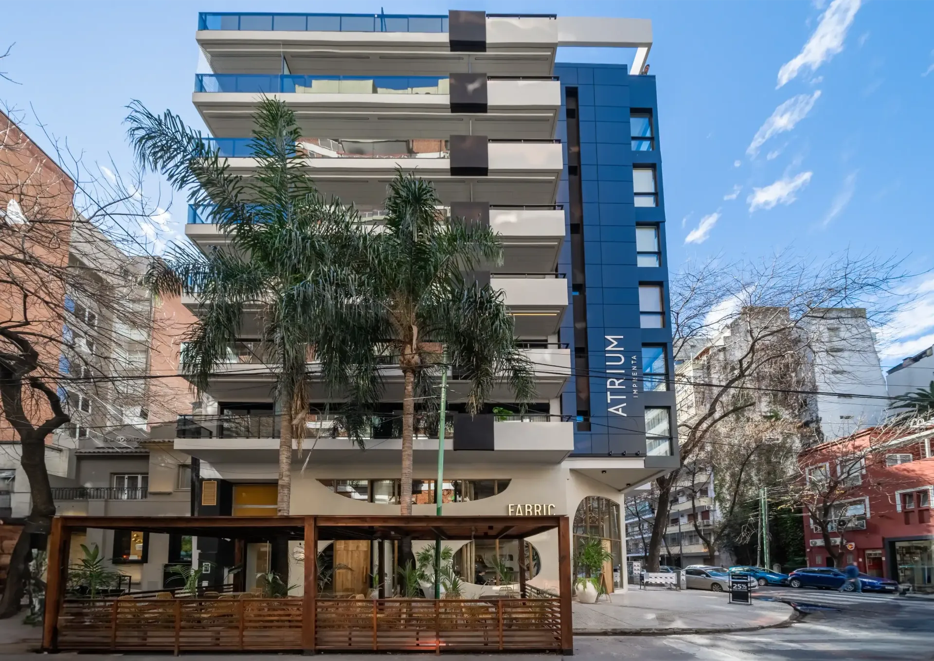 Un edificio grande con muchas ventanas y balcones en una ciudad.